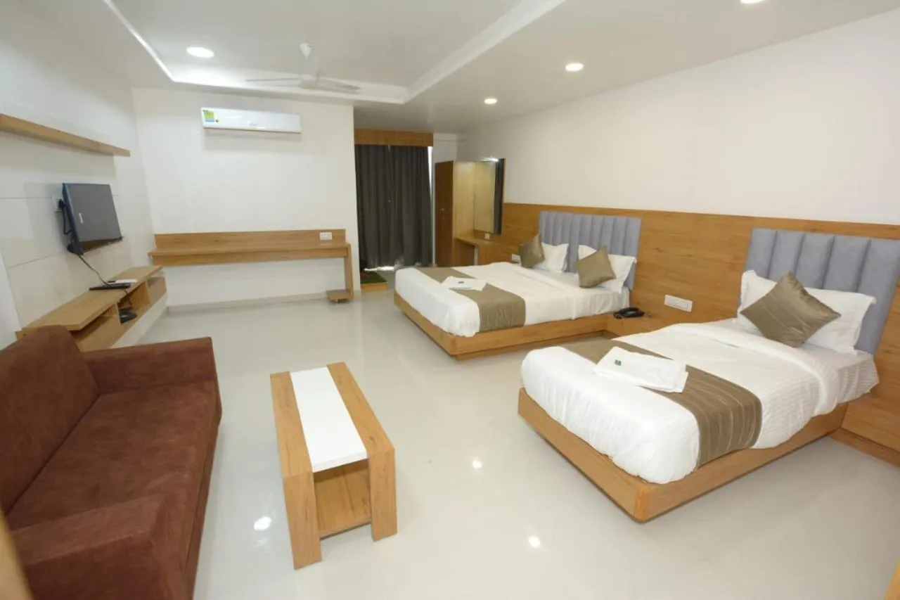 Bed in HOTEL GREEEN LEAF