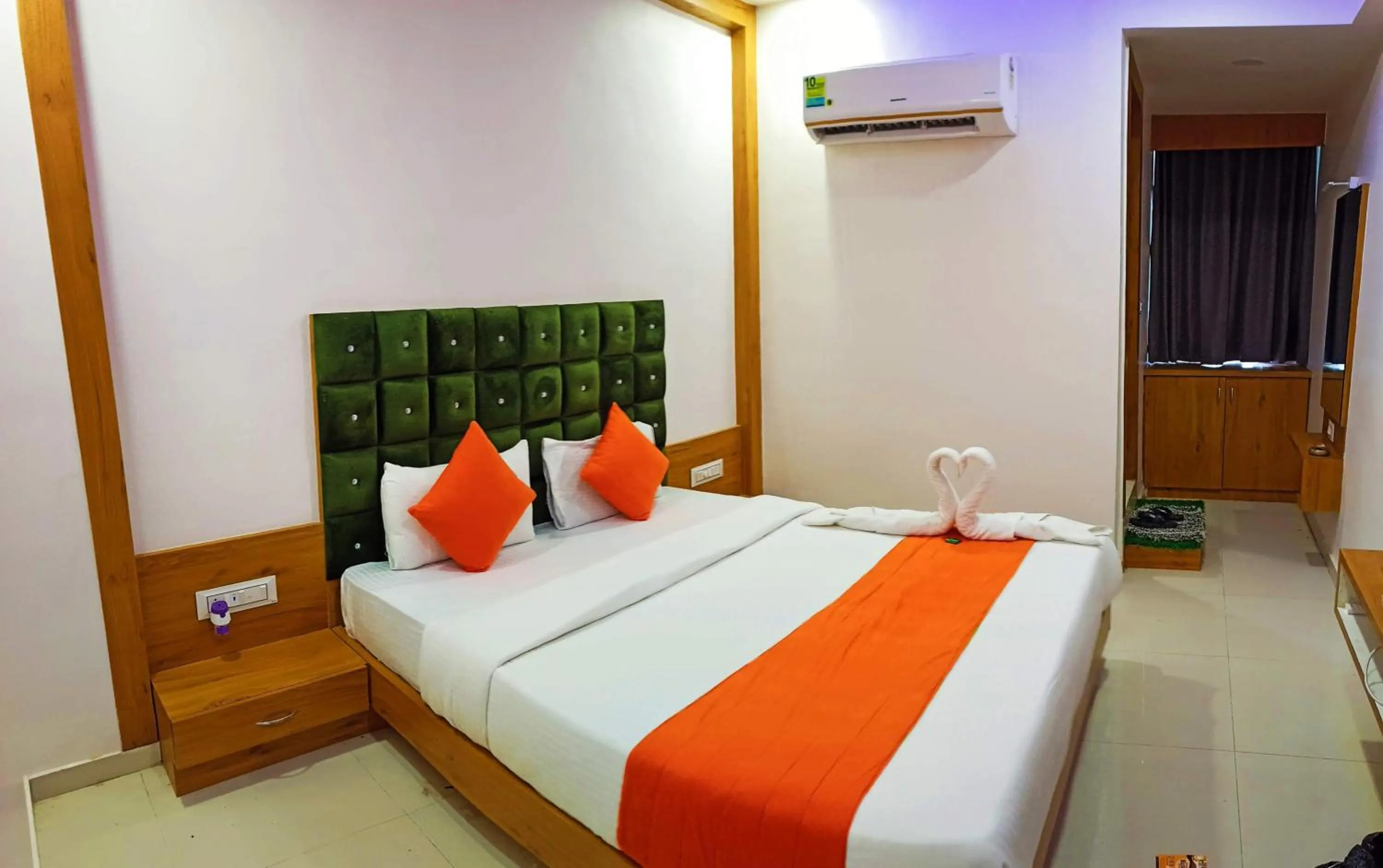 Bed in HOTEL GREEEN LEAF