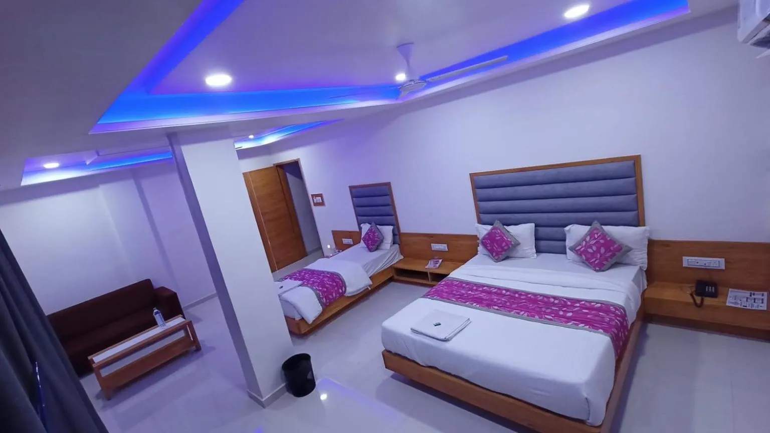 Bed in HOTEL GREEEN LEAF