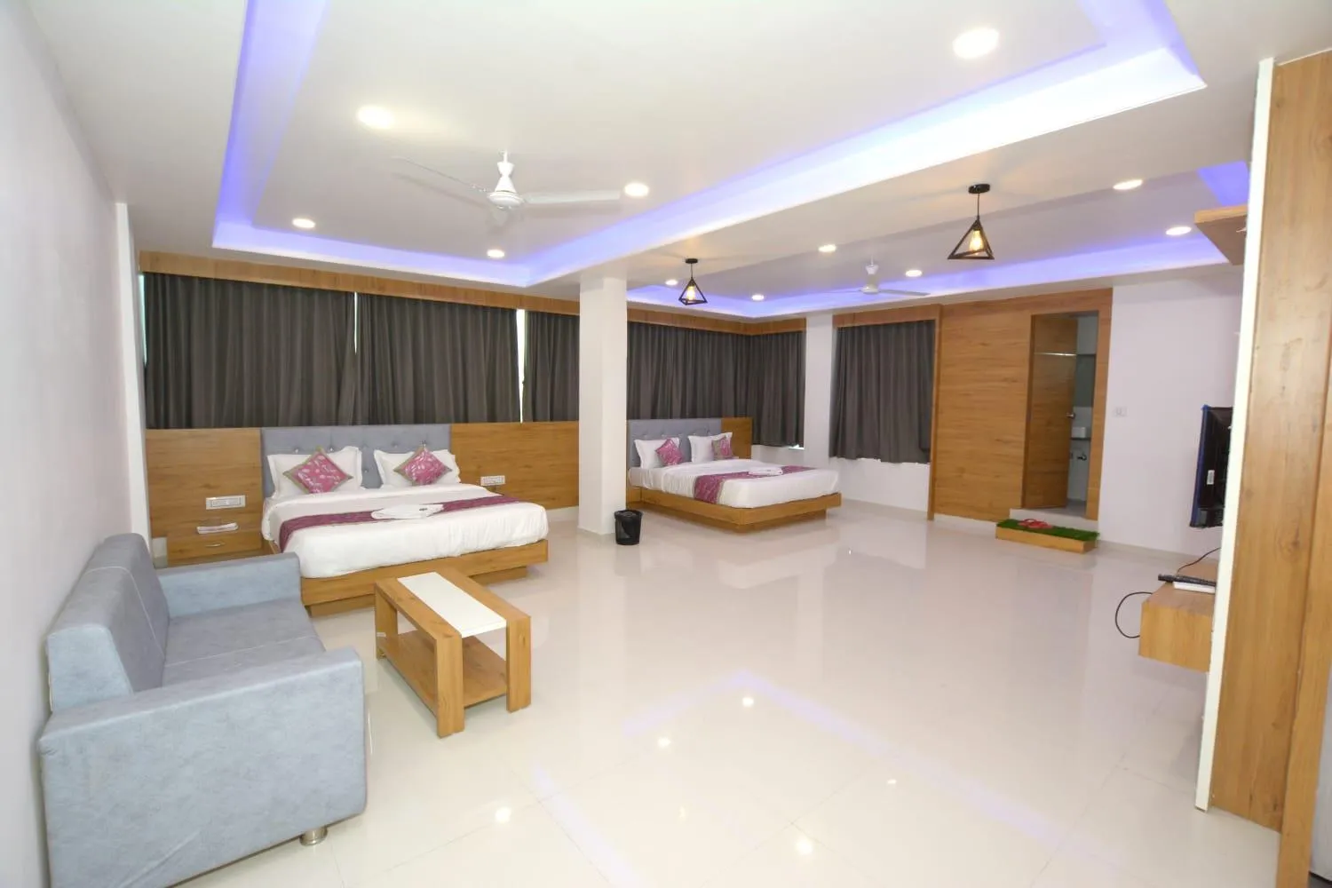 Bed in HOTEL GREEEN LEAF