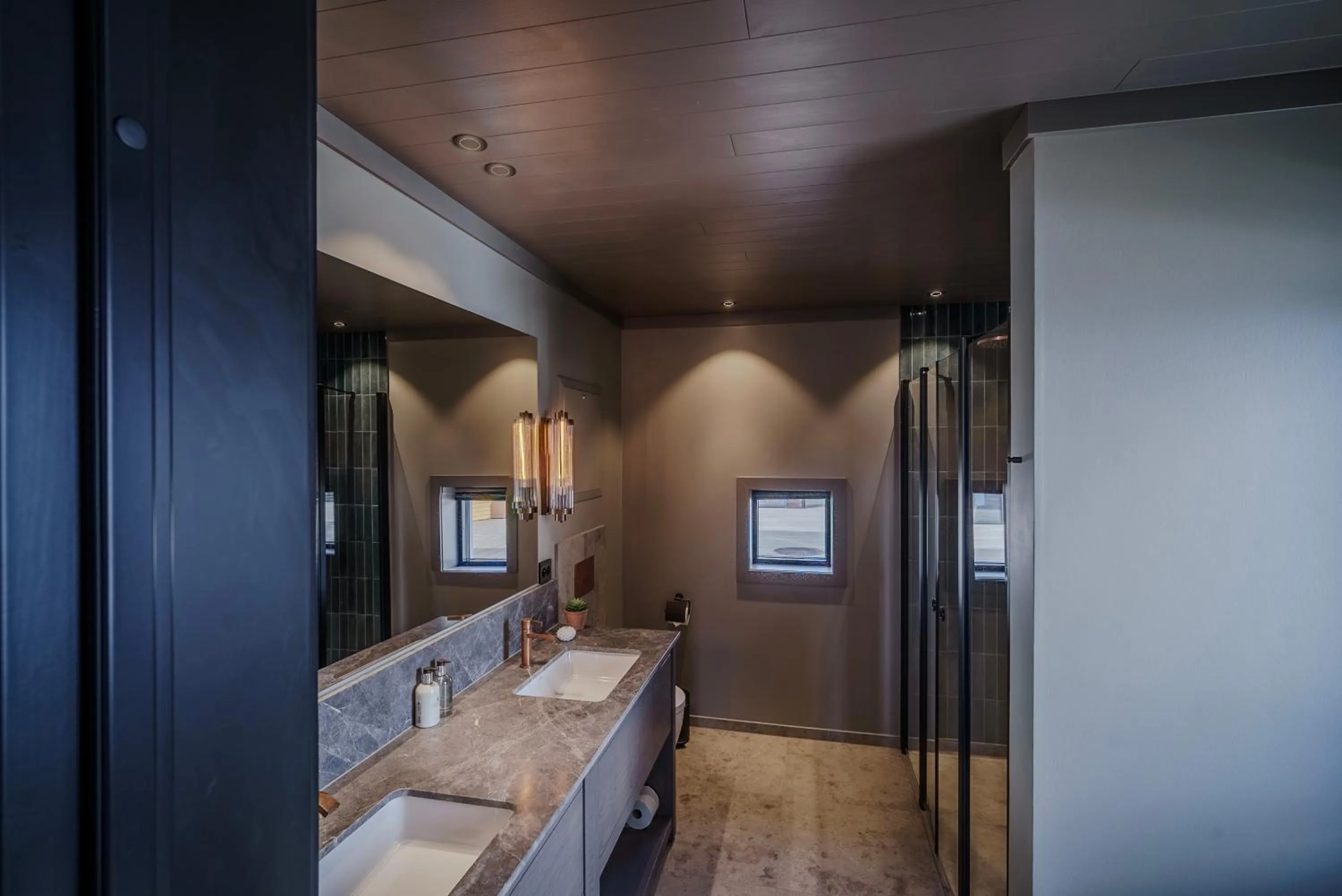 Bathroom in Henningsvær Bryggehotell - by Classic Norway Hotels