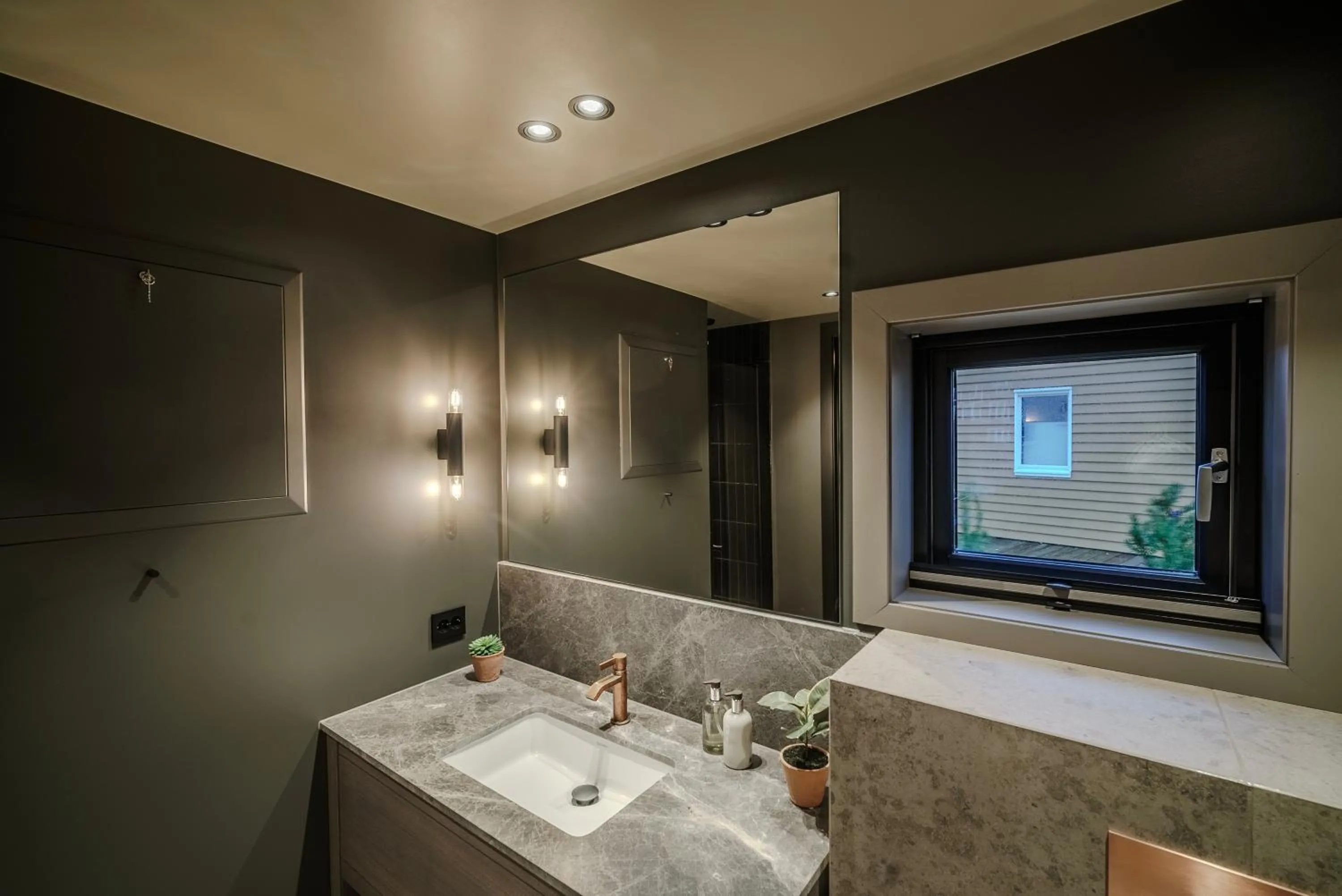 Bathroom in Henningsvær Bryggehotell - by Classic Norway Hotels