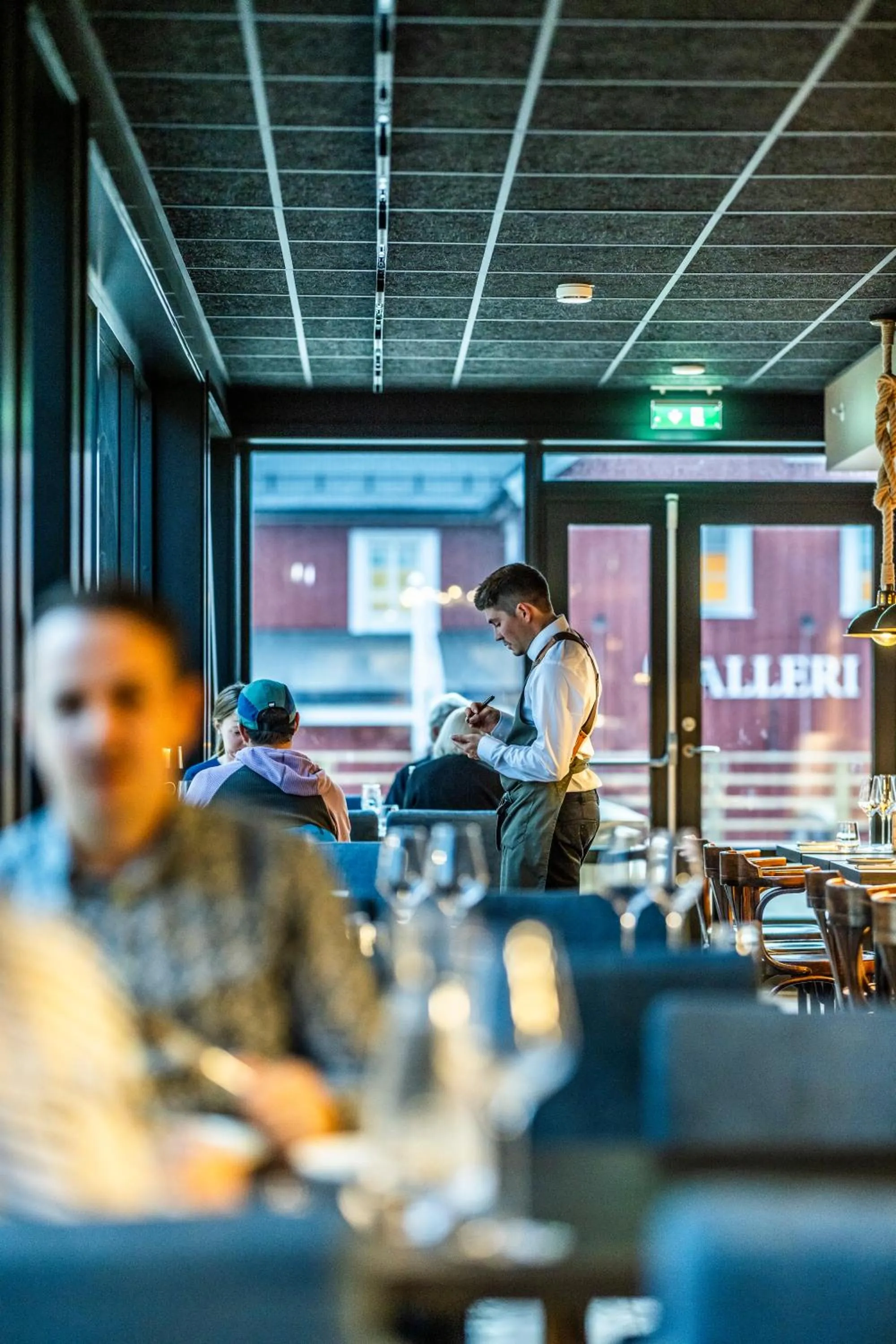 Restaurant/places to eat in Henningsvær Bryggehotell - by Classic Norway Hotels