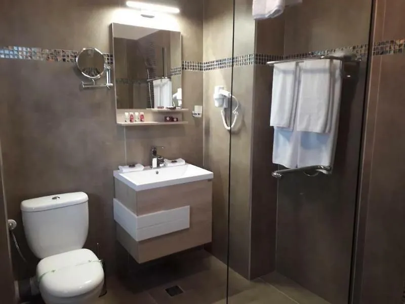 Shower in Sir Fundeni Hotel