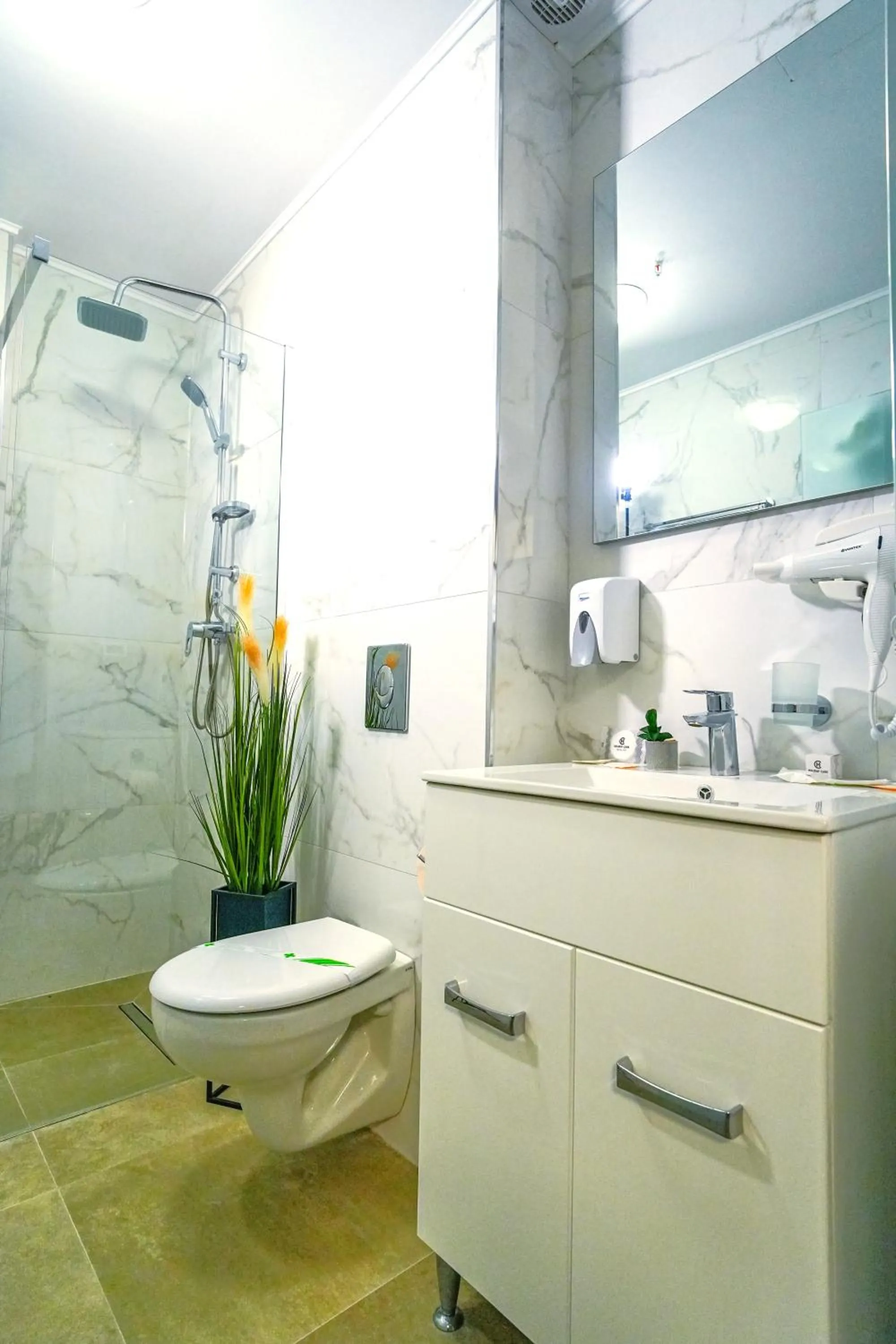 Shower in Sir Fundeni Hotel