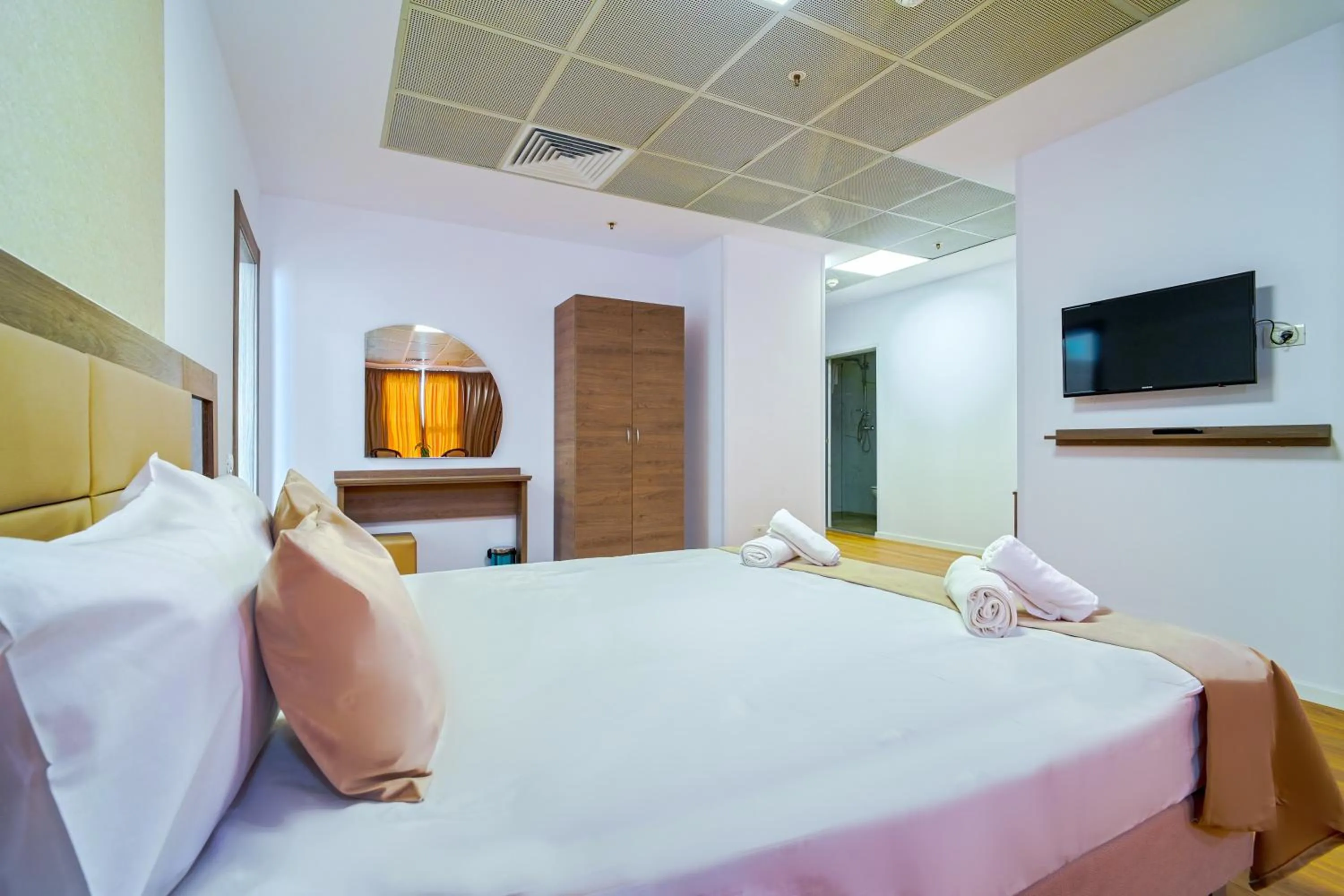 Communal lounge/ TV room, Bed in Sir Fundeni Hotel