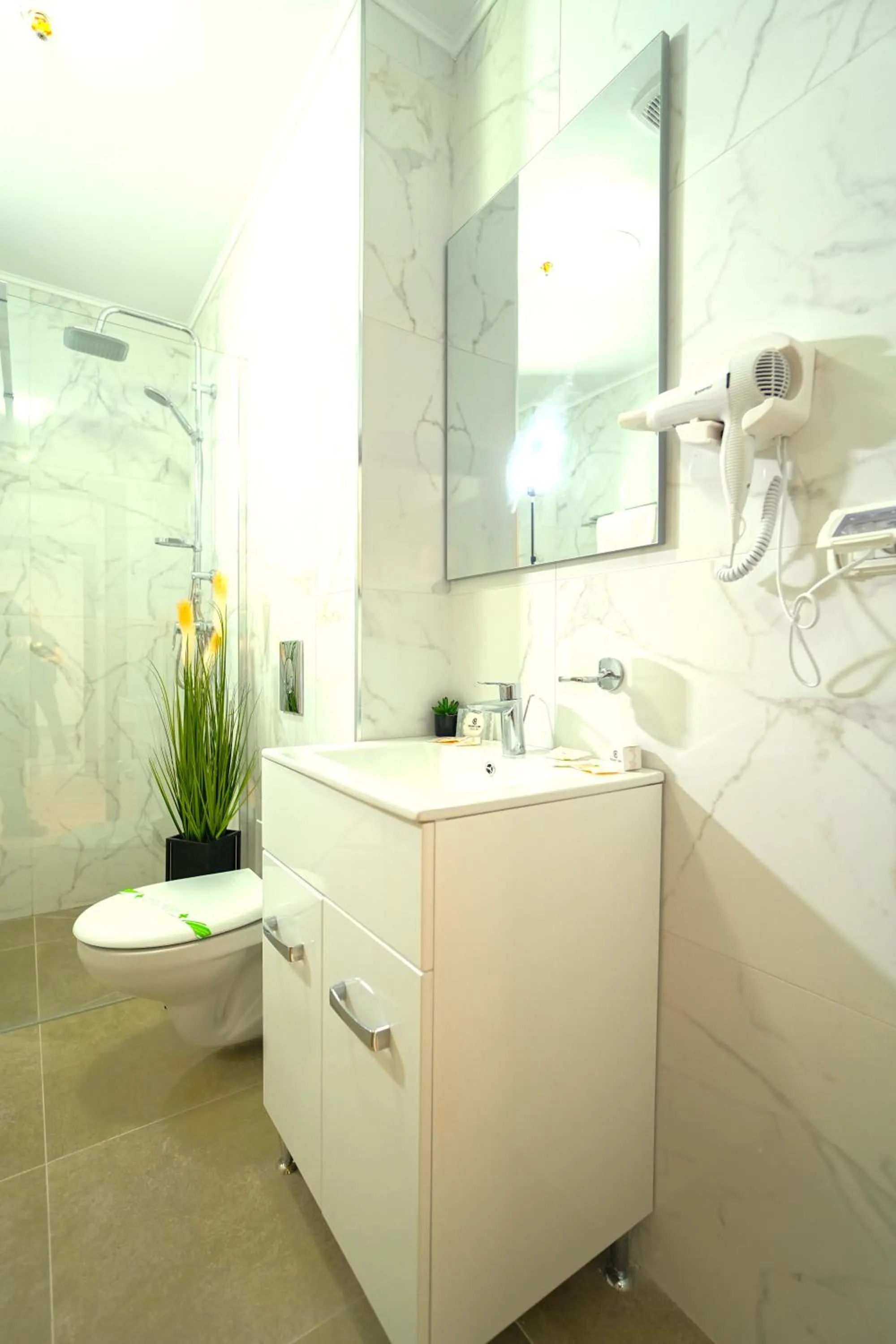 Shower in Sir Fundeni Hotel