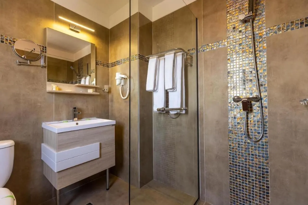 Shower in Sir Fundeni Hotel