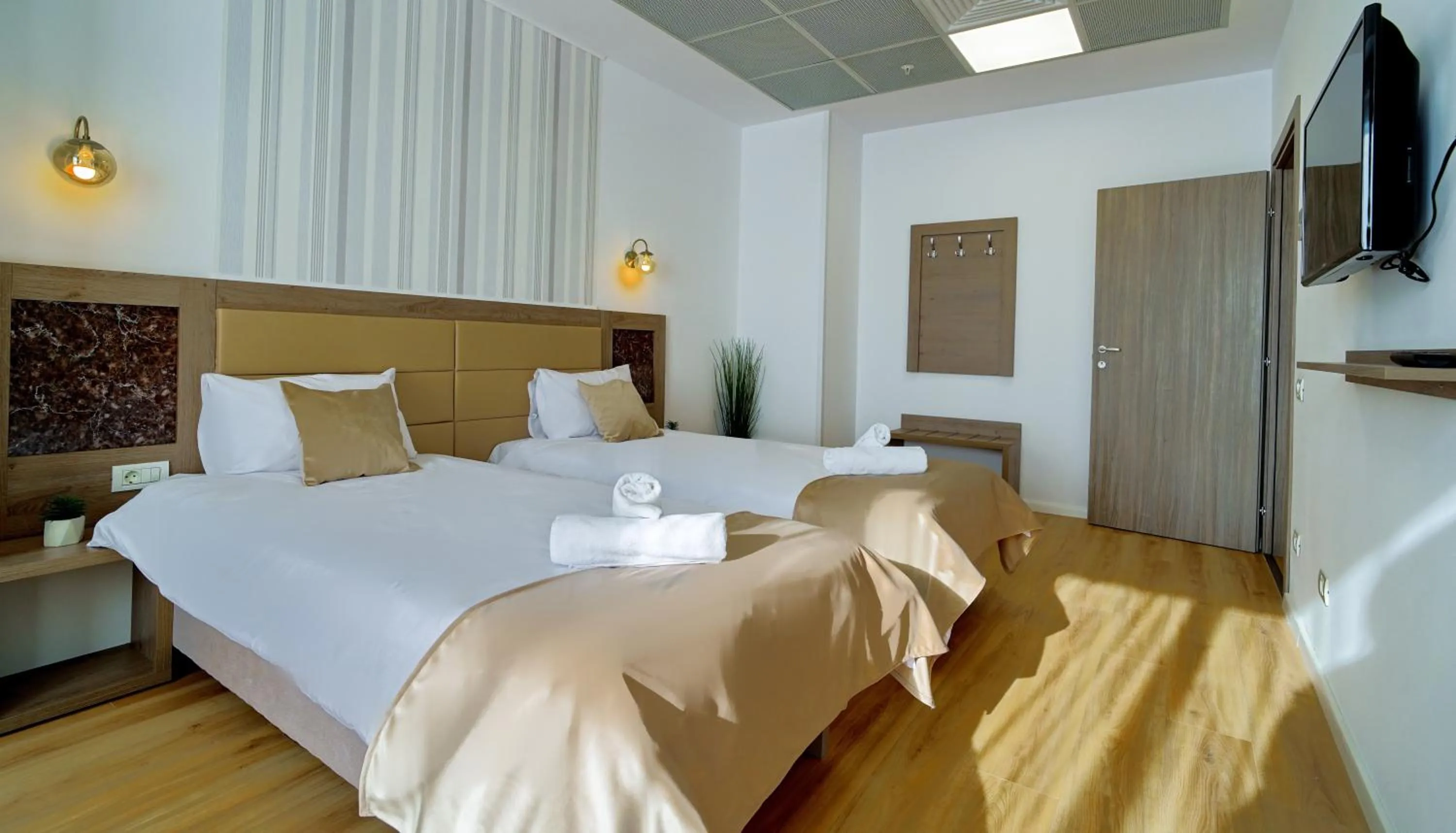 Communal lounge/ TV room, Bed in Sir Fundeni Hotel