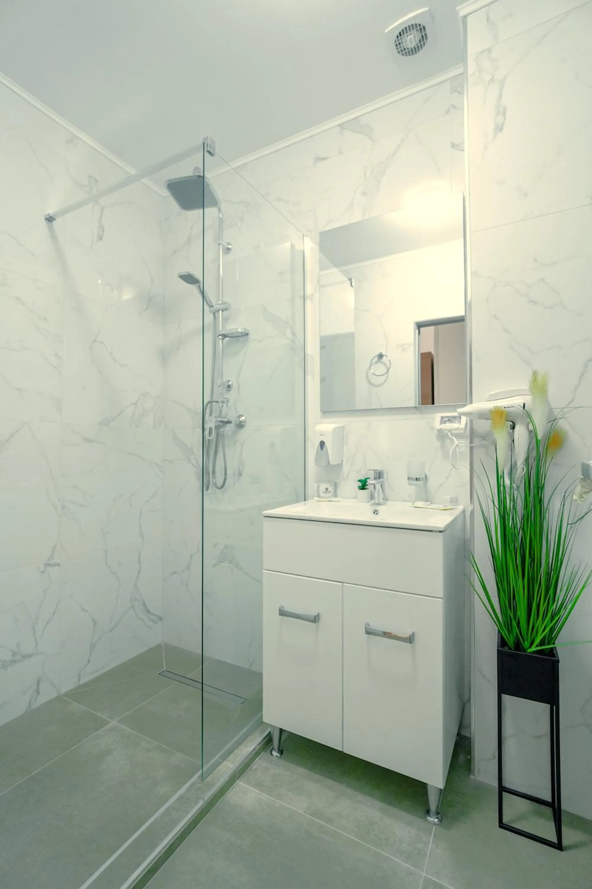 Shower in Sir Fundeni Hotel