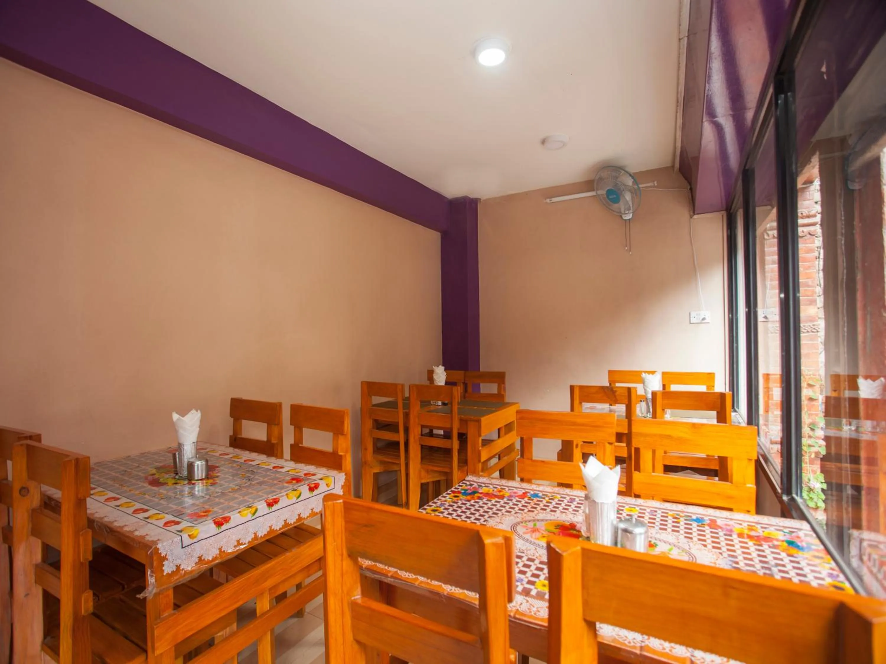 Restaurant/places to eat in Shiva Shankar Hotel