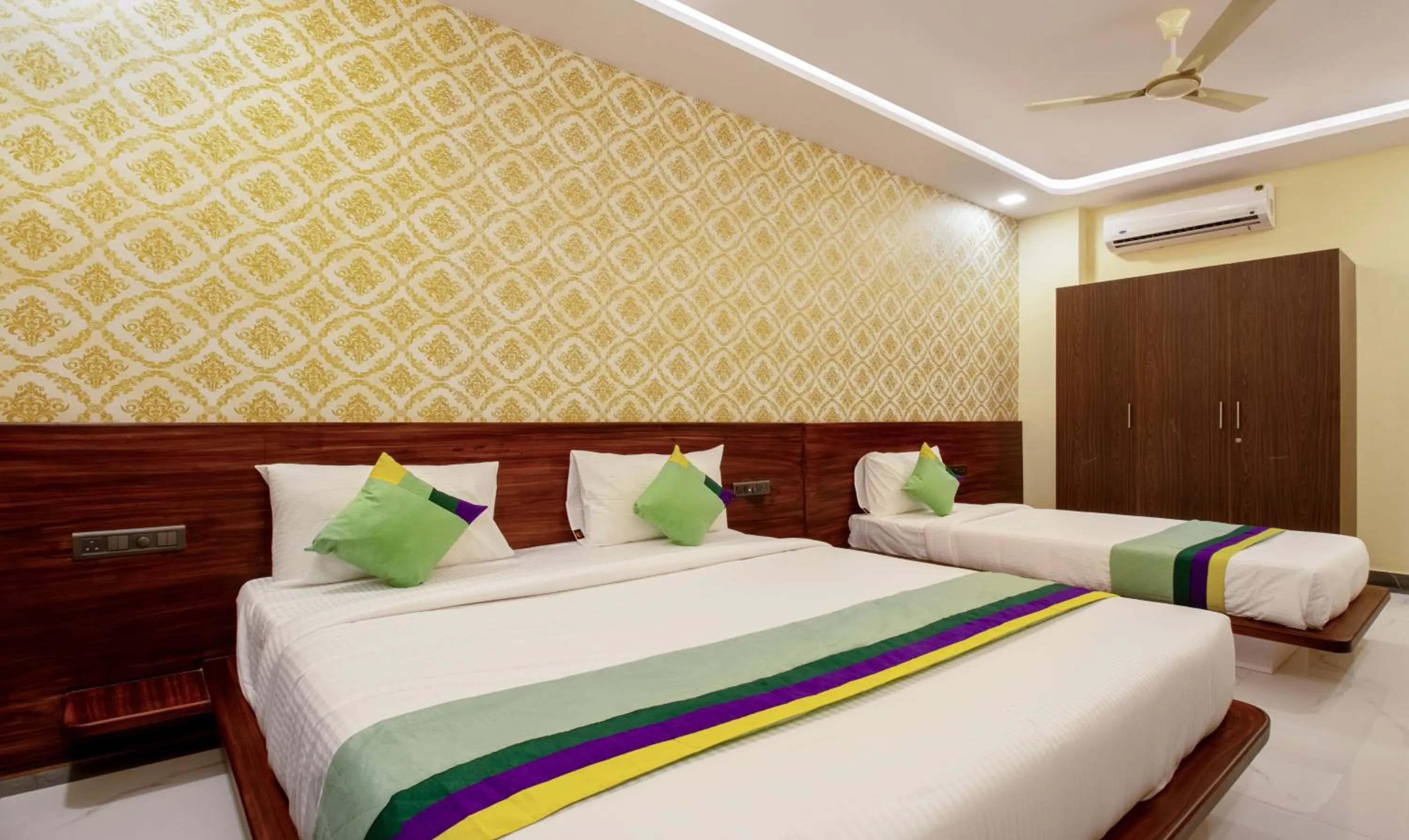 Bedroom, Bed in Treebo Jaguar Comforts, 3 Kms From Mahatma Gandhi Park