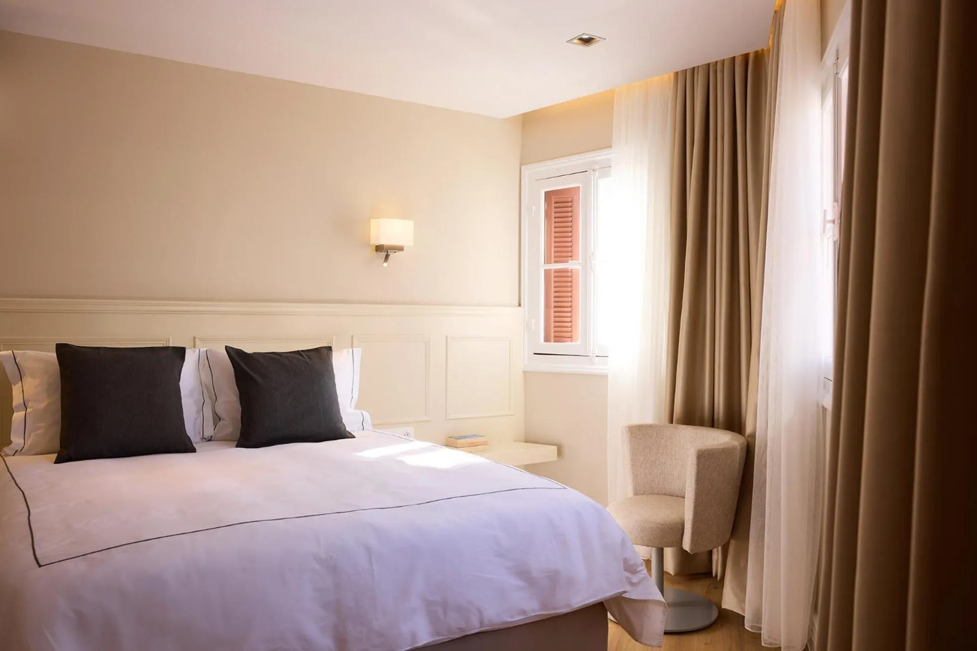 Bed in Vrachos Athens Suites