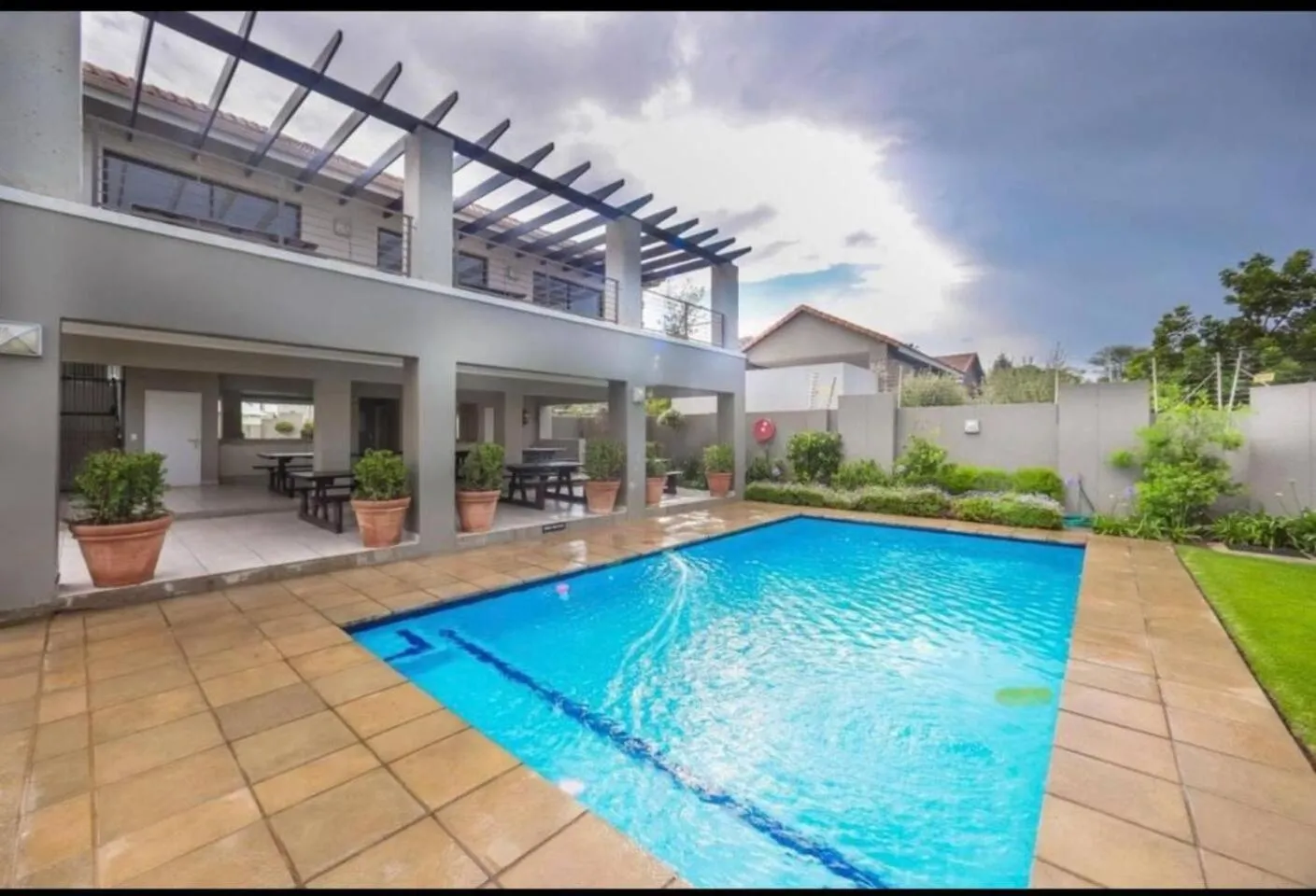 Property building in 2 Bed Flat - Sleeps 4 - Pool - Garden - Parking