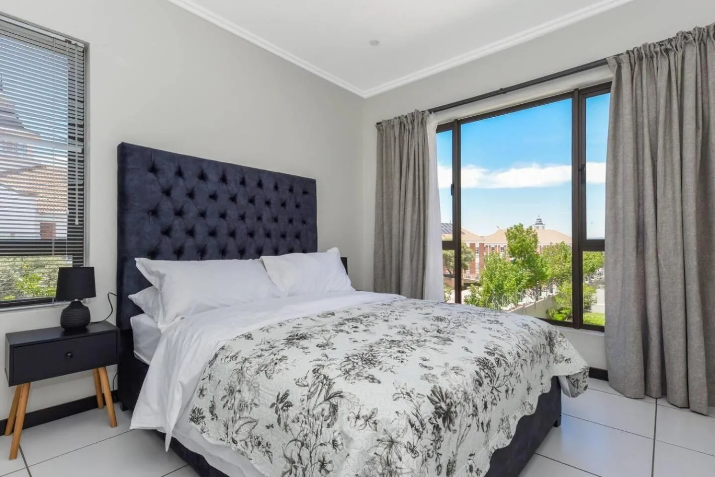 Bed in 2 Bed Flat - Sleeps 4 - Pool - Garden - Parking