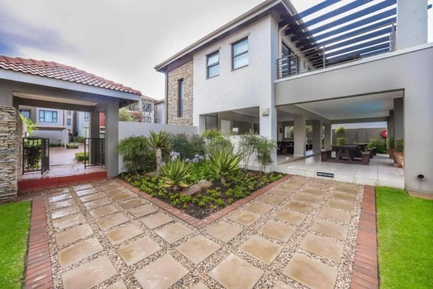 Property building in 2 Bed Flat - Sleeps 4 - Pool - Garden - Parking