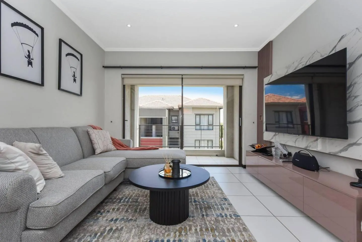 TV and multimedia in 2 Bed Flat - Sleeps 4 - Pool - Garden - Parking