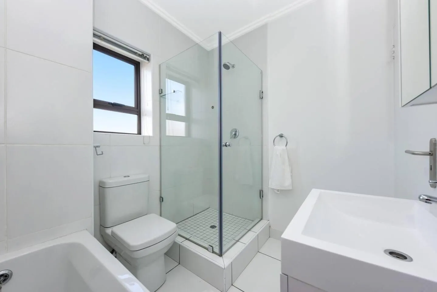 Shower in 2 Bed Flat - Sleeps 4 - Pool - Garden - Parking
