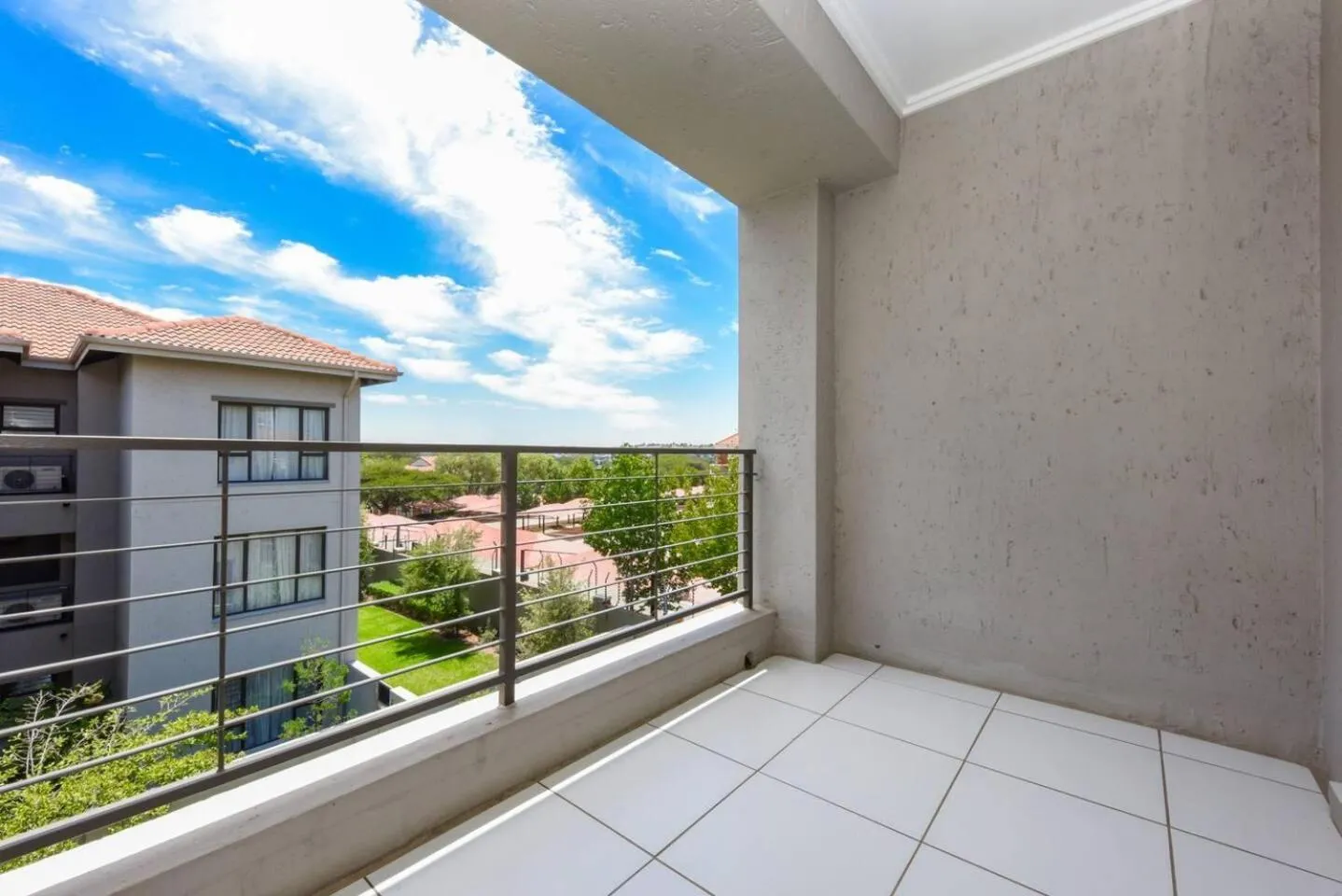 Day in 2 Bed Flat - Sleeps 4 - Pool - Garden - Parking