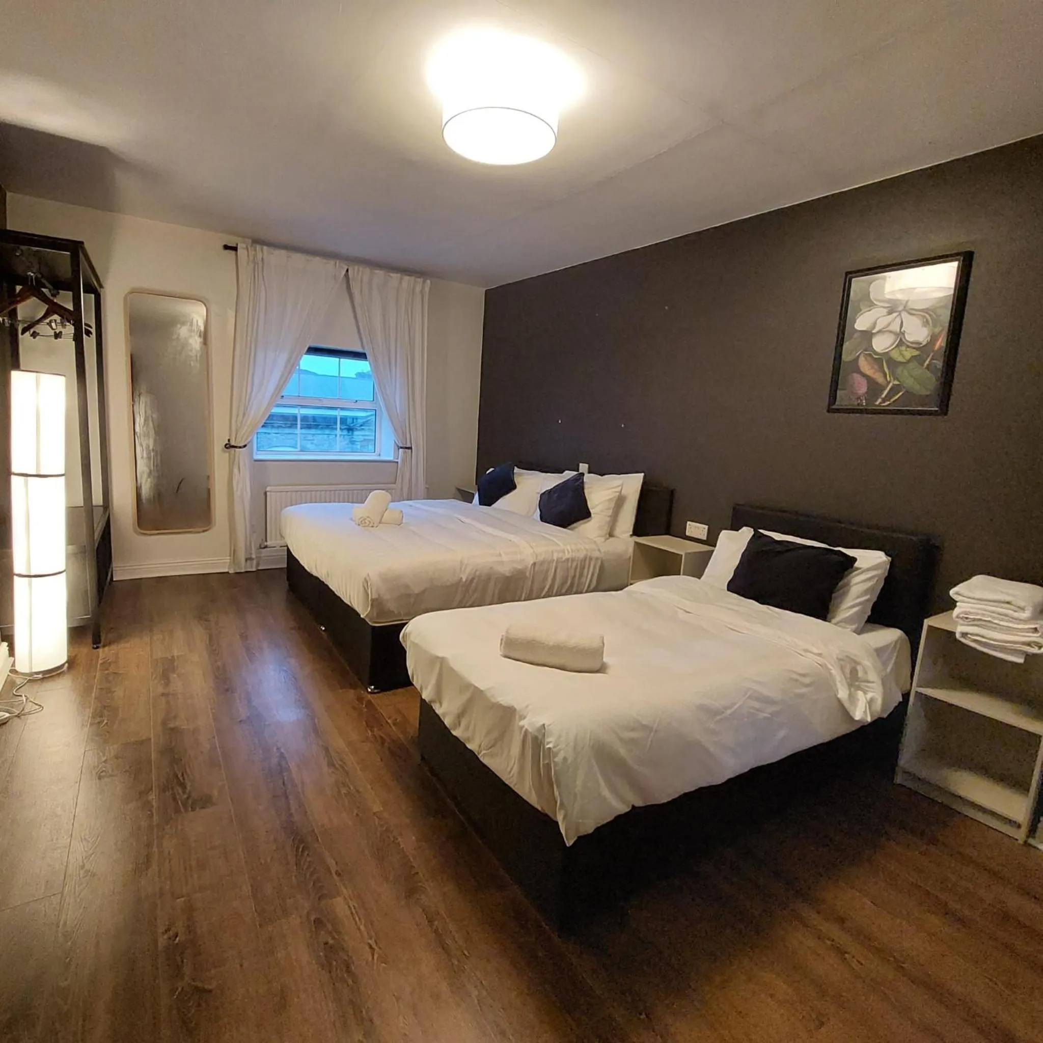 Bedroom, Bed in Parliament Inn