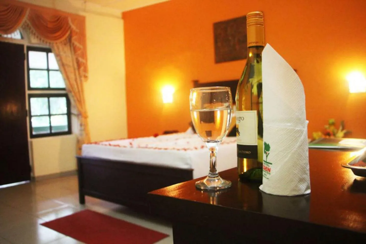 Drinks, Bed in Hotel Eden Garden