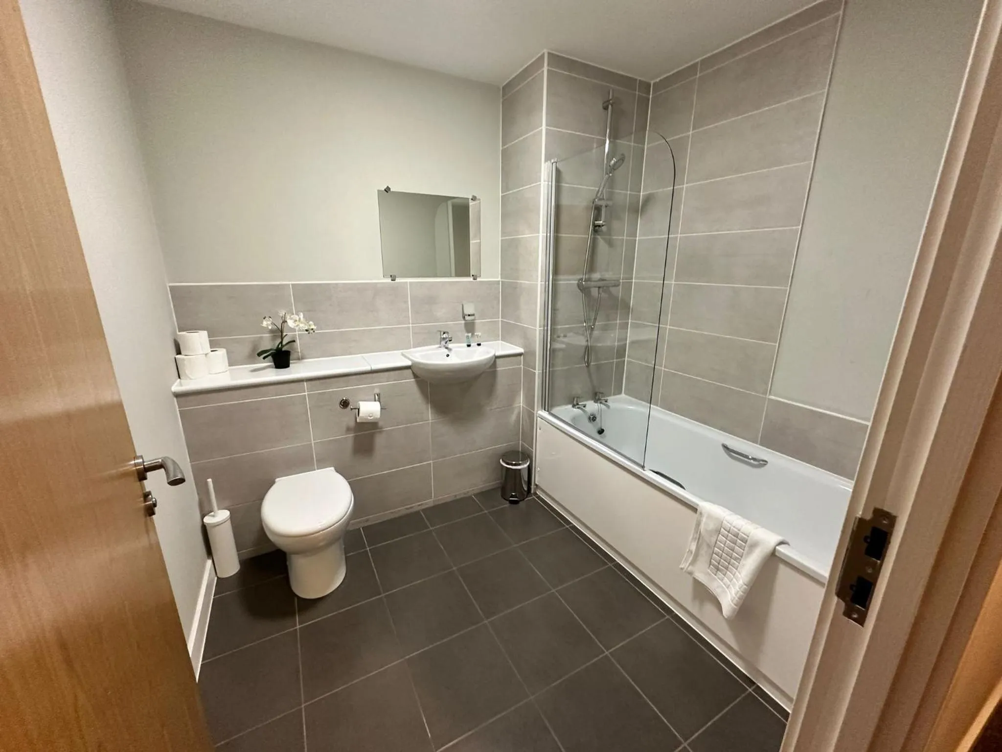 Shower in Adelphi Wharf Apartments by Beehosting
