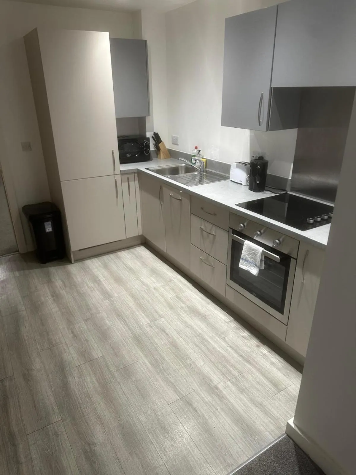 Kitchen or kitchenette in Adelphi Wharf Apartments by Beehosting