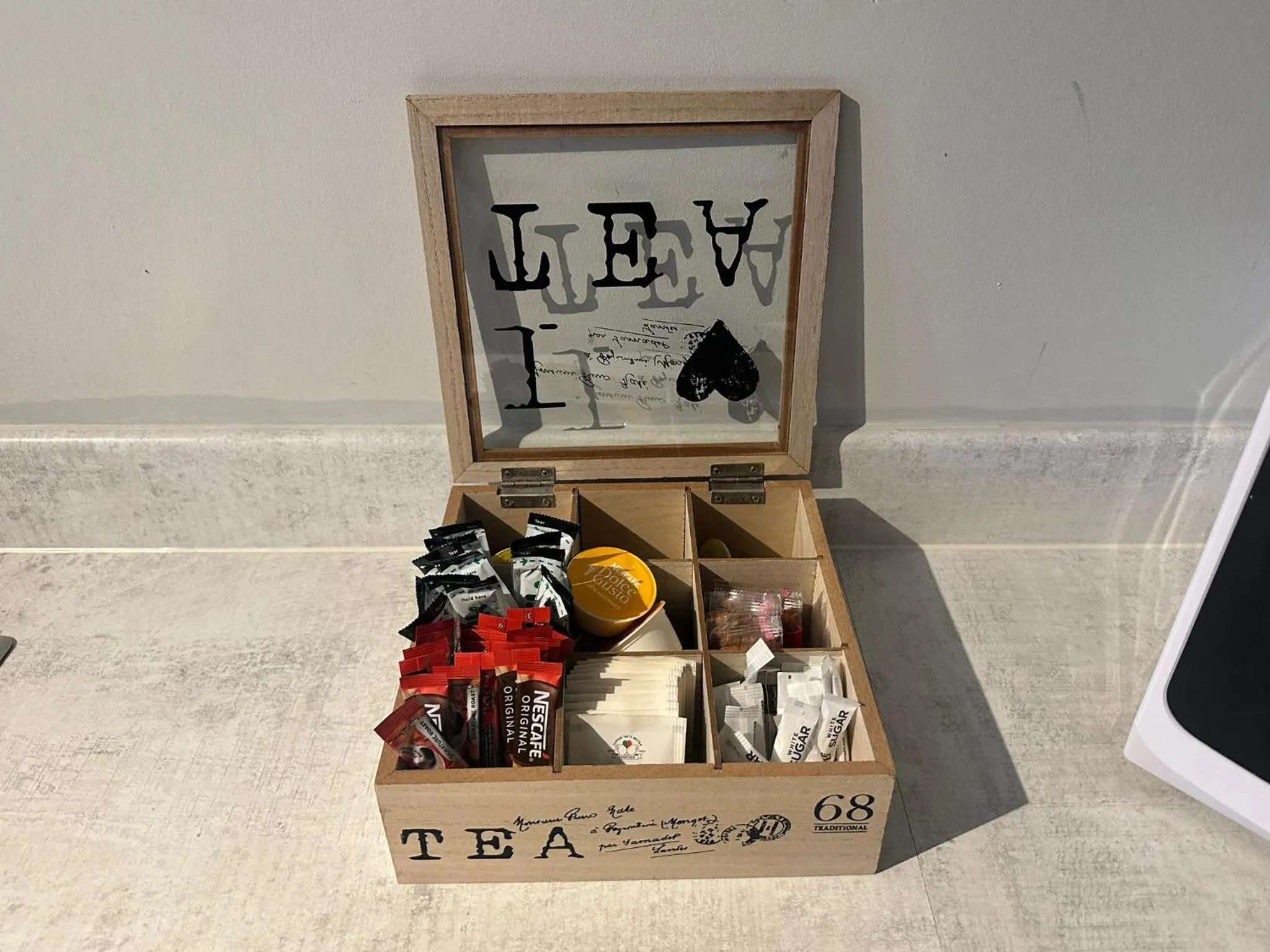 Coffee/tea facilities in Adelphi Wharf Apartments by Beehosting