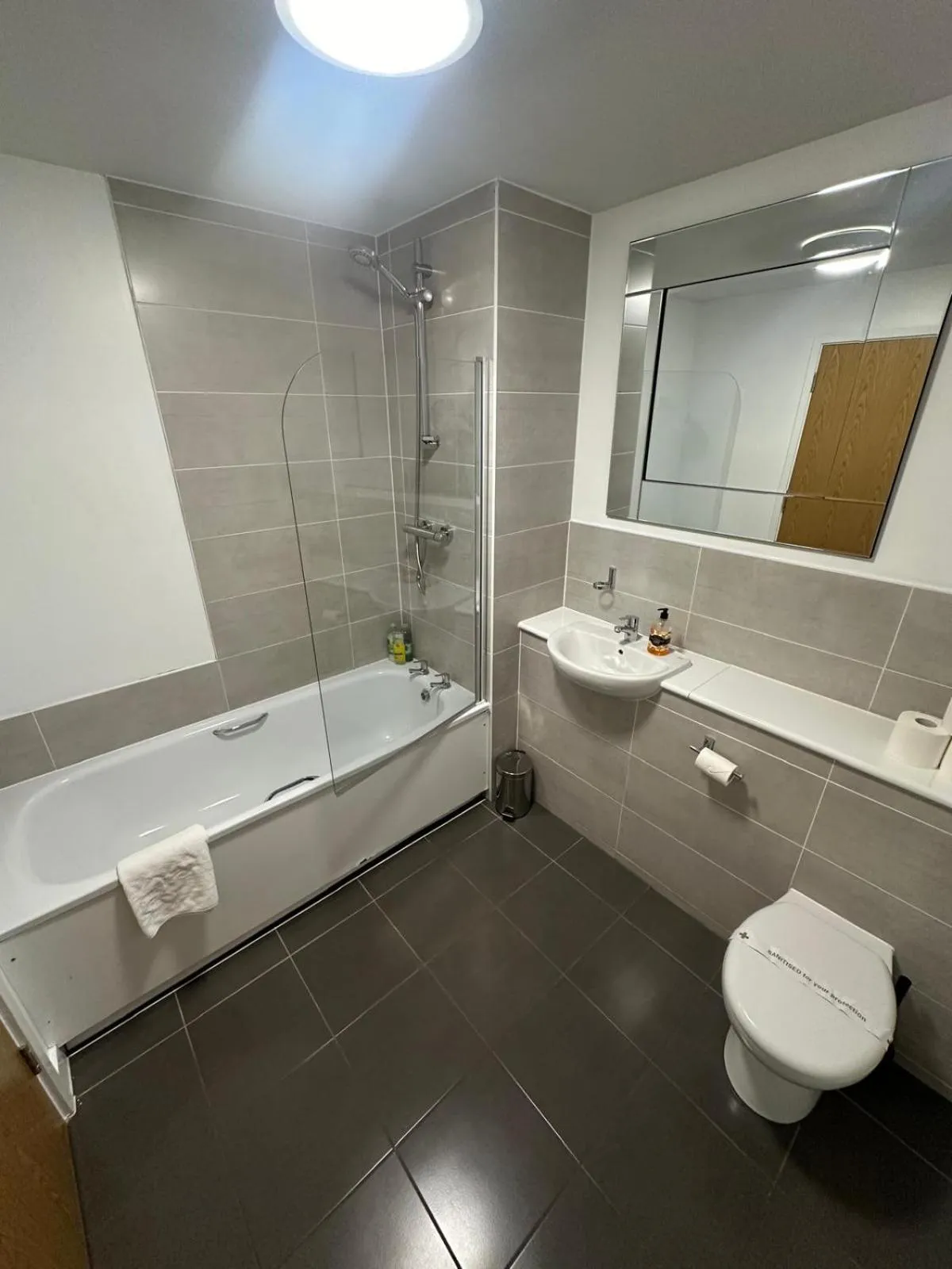Bathroom in Adelphi Wharf Apartments by Beehosting