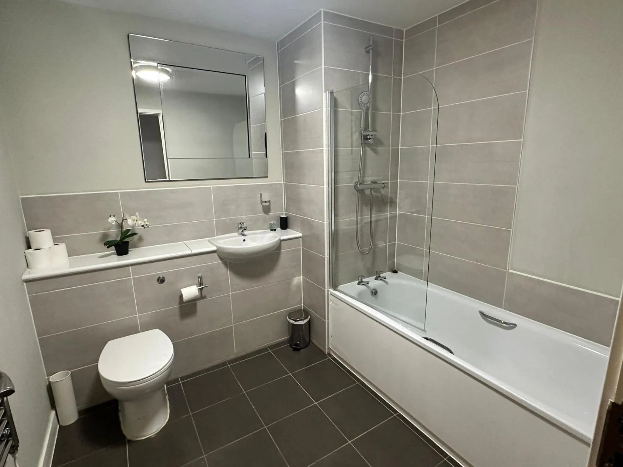 Shower in Adelphi Wharf Apartments by Beehosting