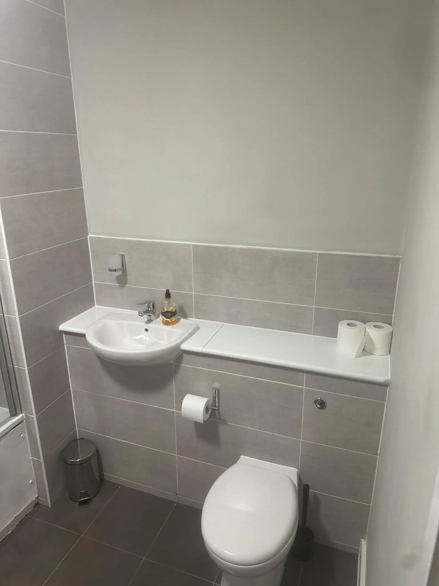 Toilet in Adelphi Wharf Apartments by Beehosting