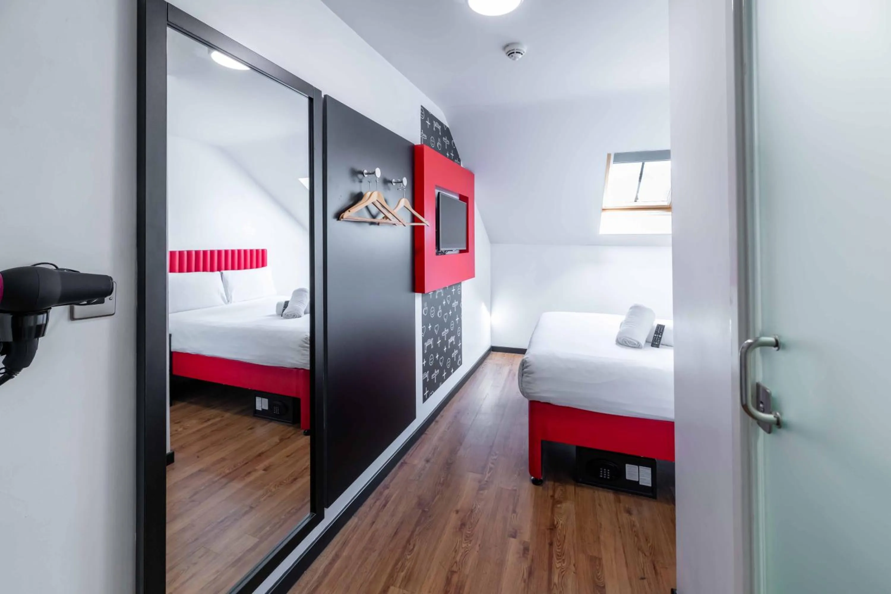 Bedroom, Bed in easyHotel Newcastle