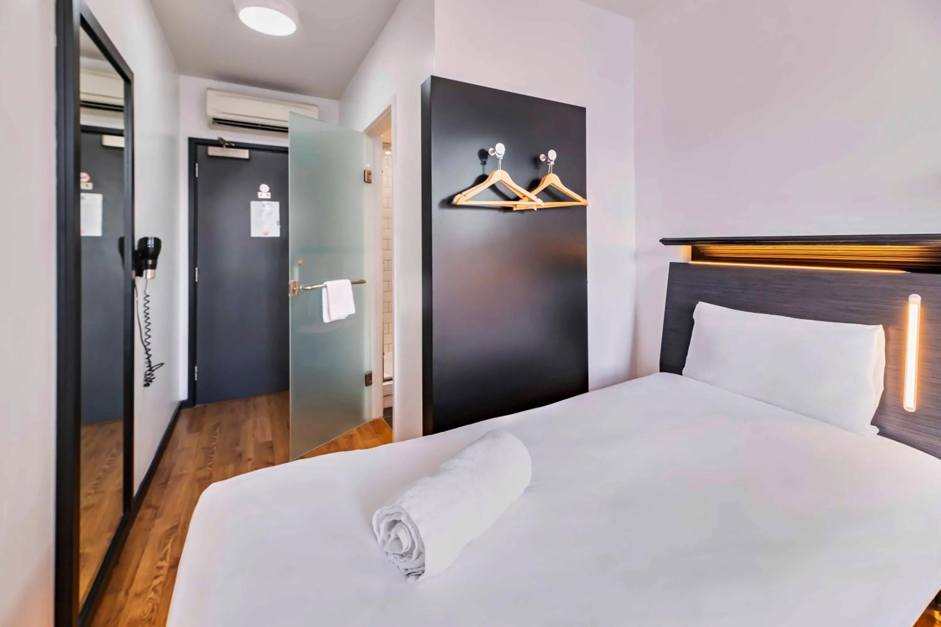 Bedroom, Bed in easyHotel Newcastle