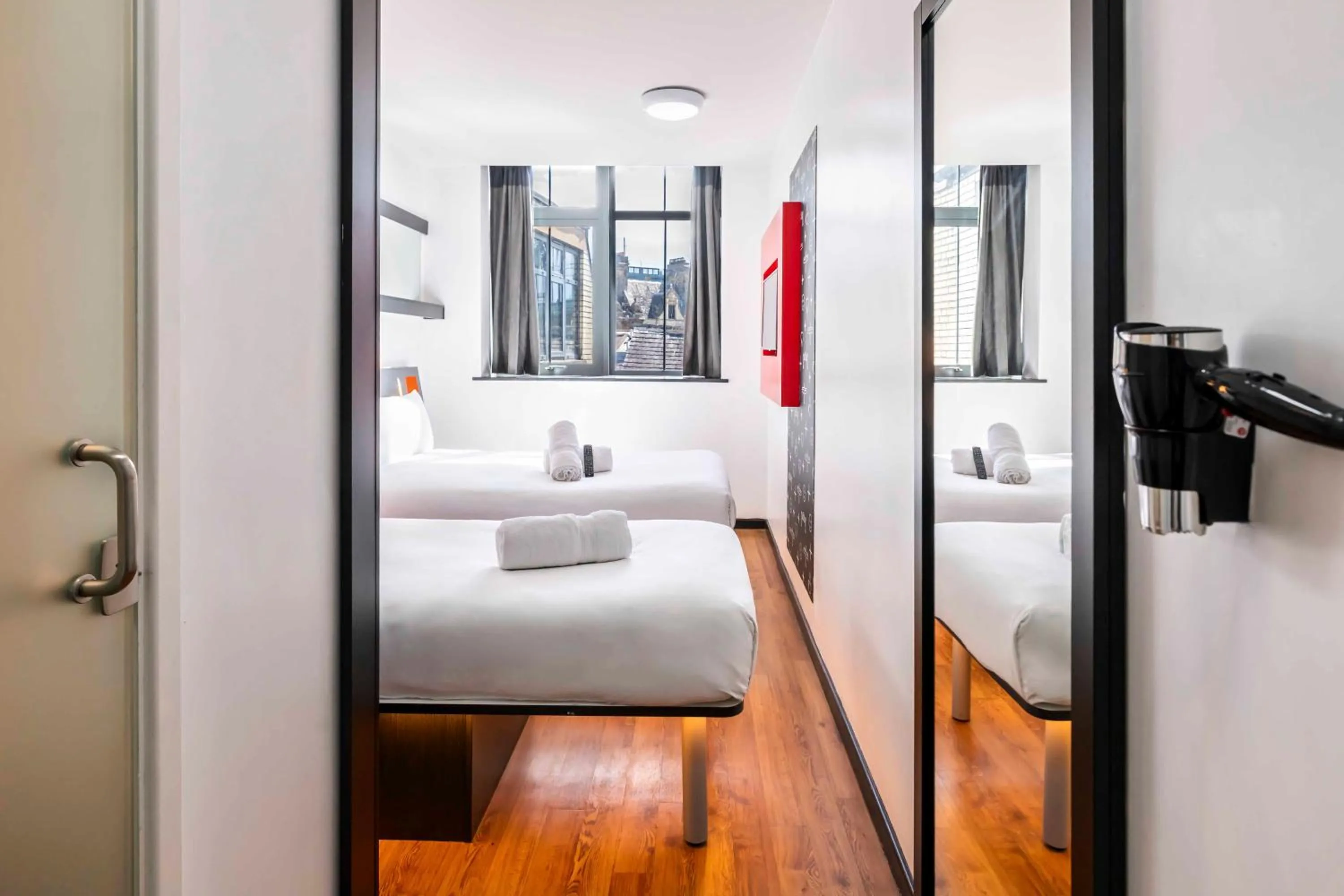 Bathroom, Bed in easyHotel Newcastle