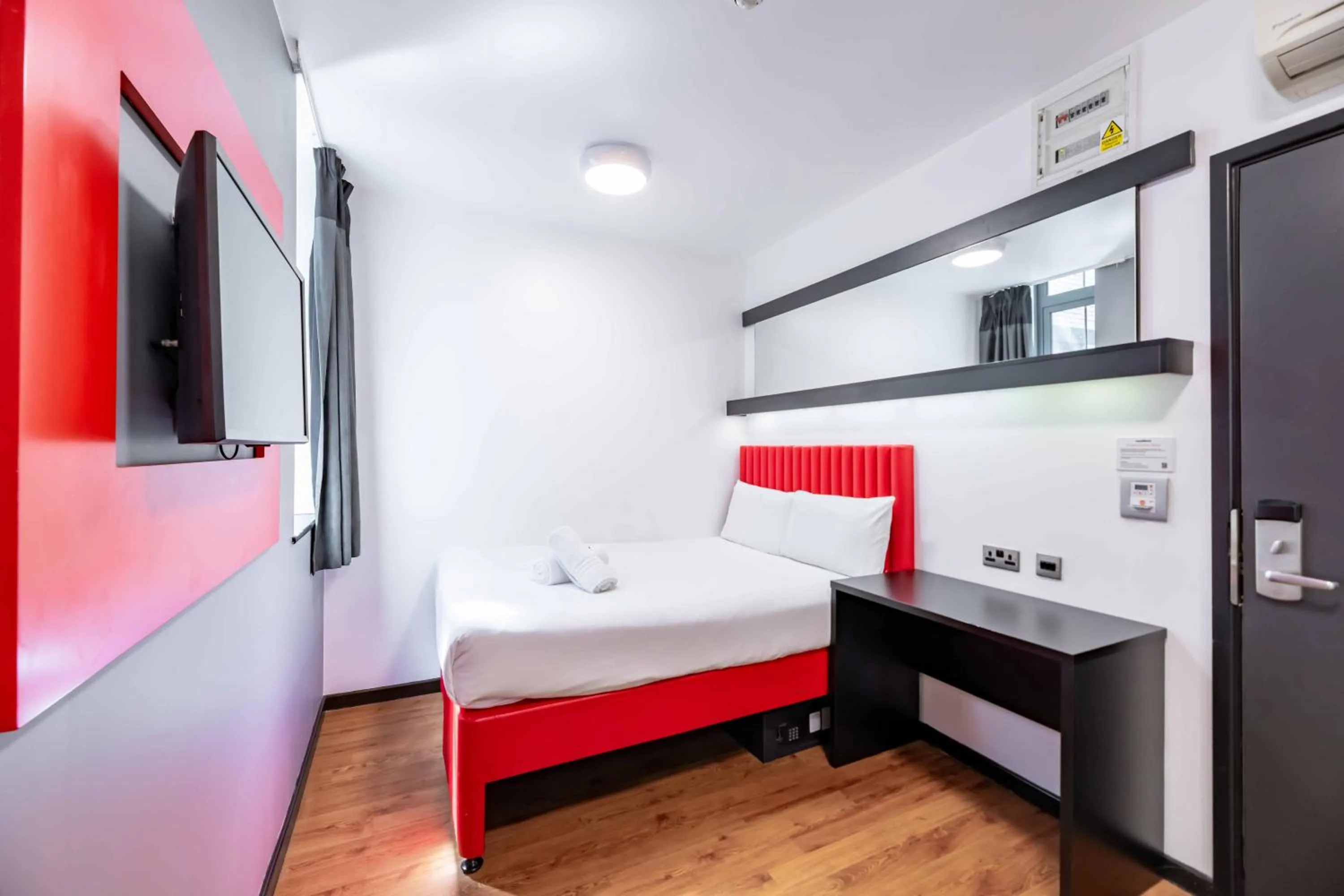 Bedroom, Bed in easyHotel Newcastle
