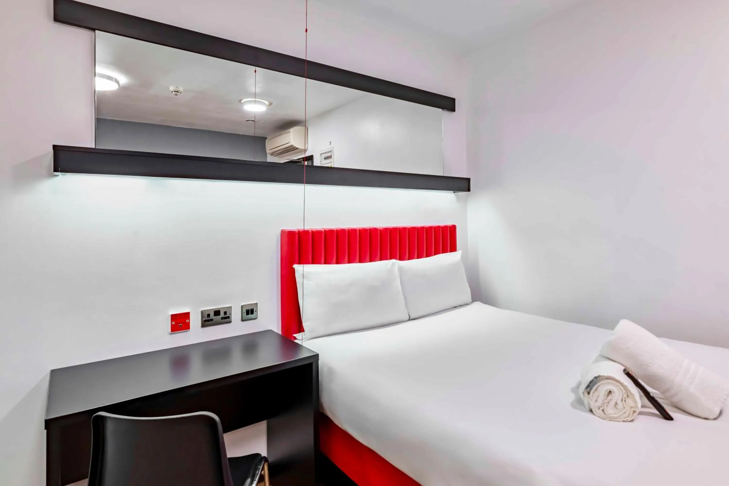 Bedroom, Bed in easyHotel Newcastle