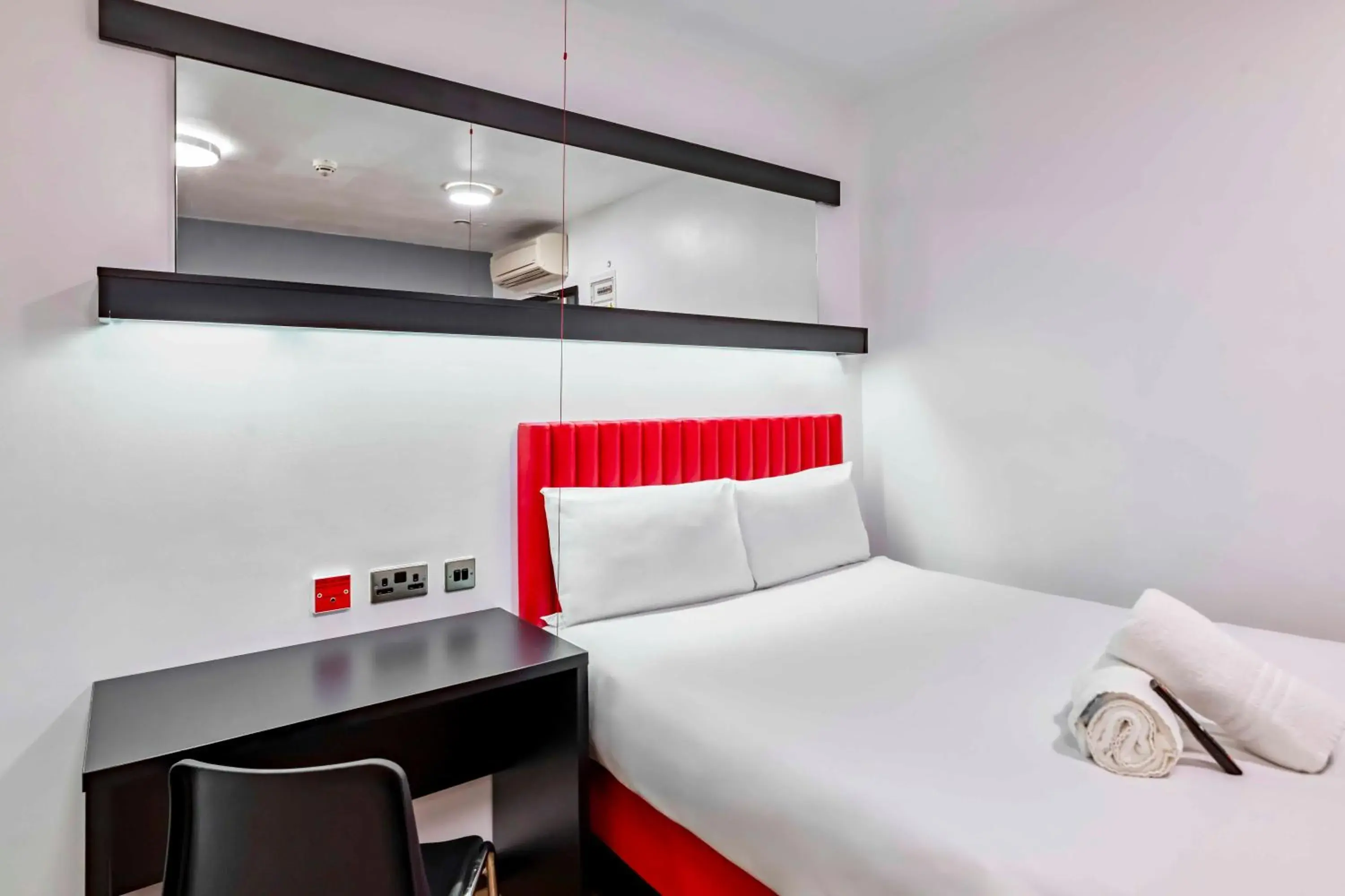 Bedroom, Bed in easyHotel Newcastle Bedroom, Bed in easyHotel Newcastle