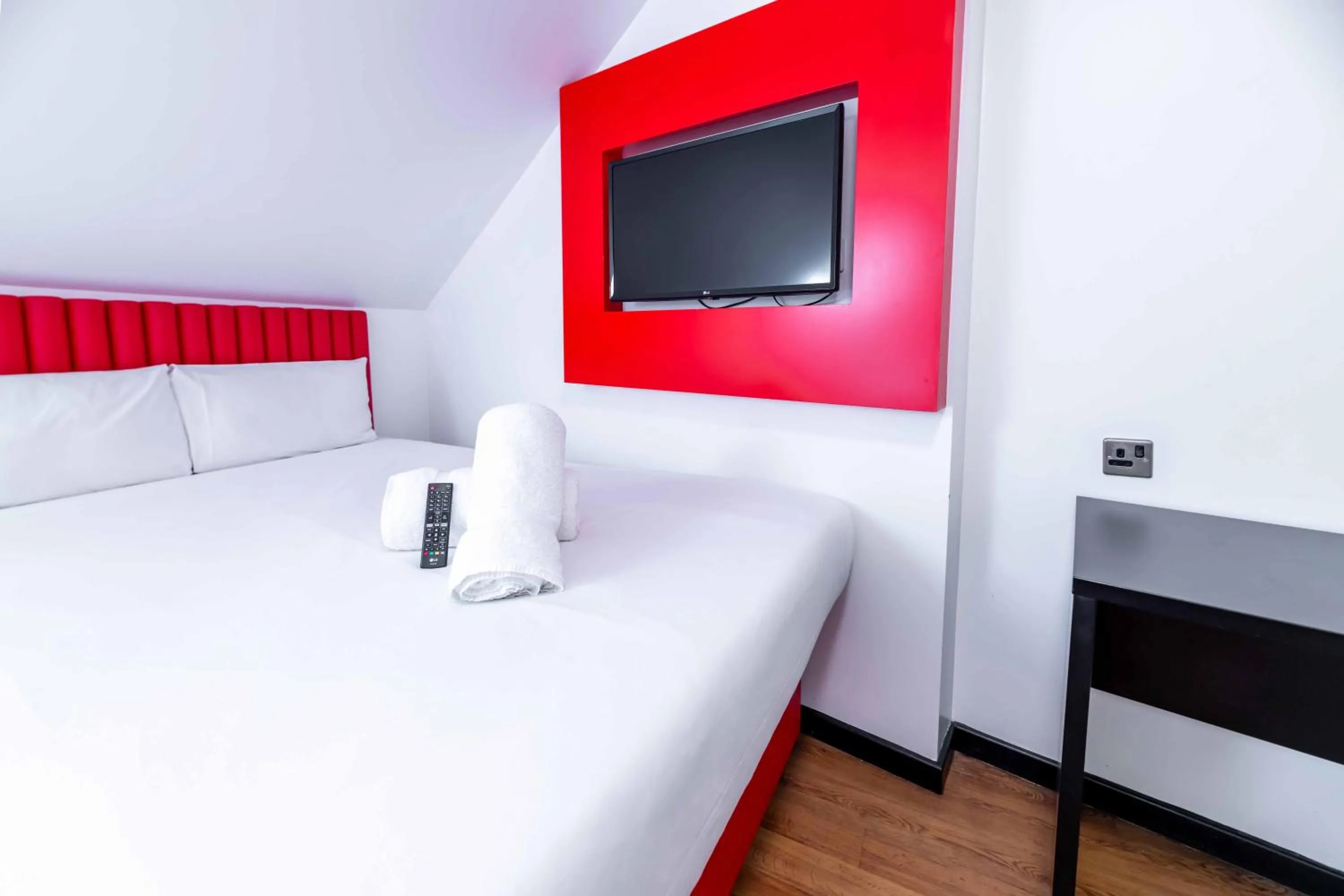 Bedroom, Bed in easyHotel Newcastle