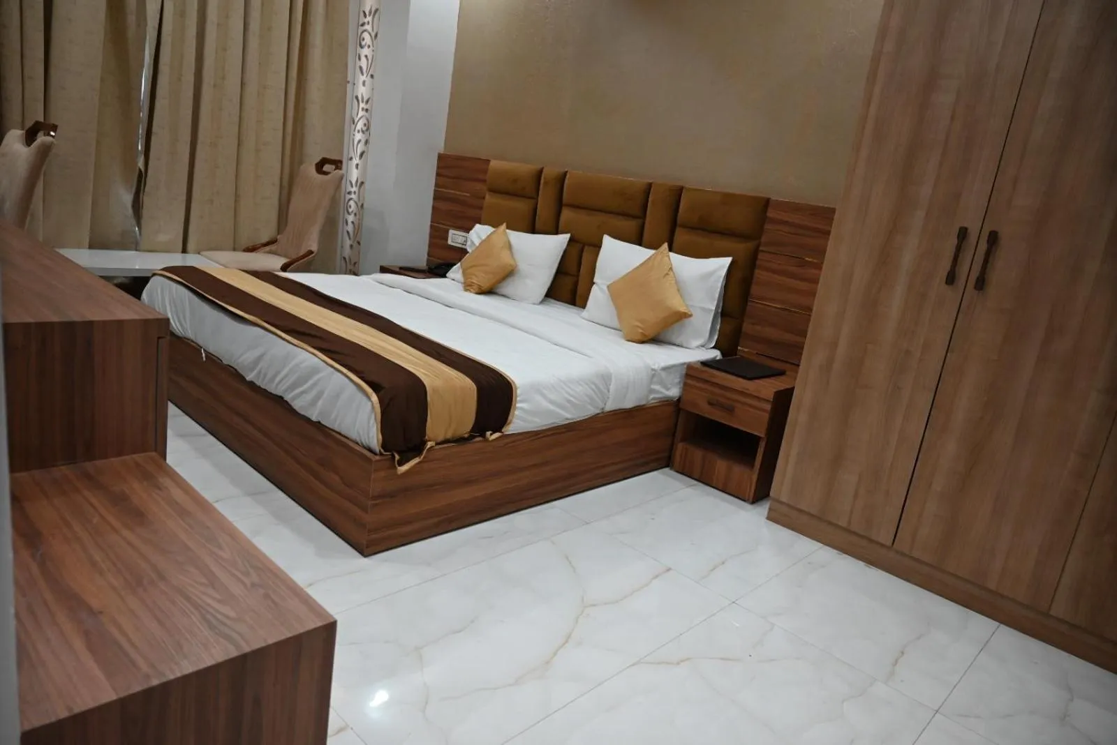 Bed in Hotel Navraj Palace