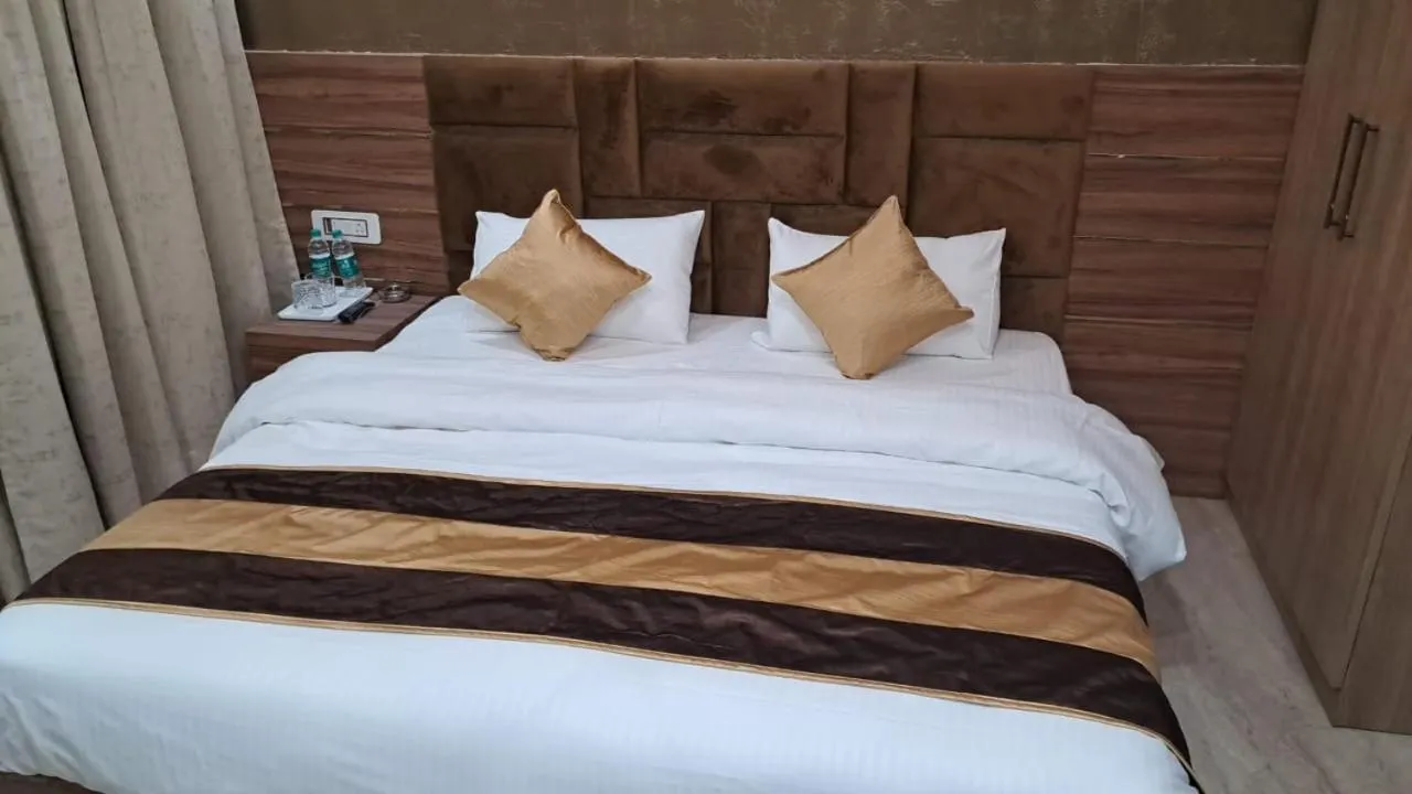 Bedroom, Bed in Hotel Navraj Palace