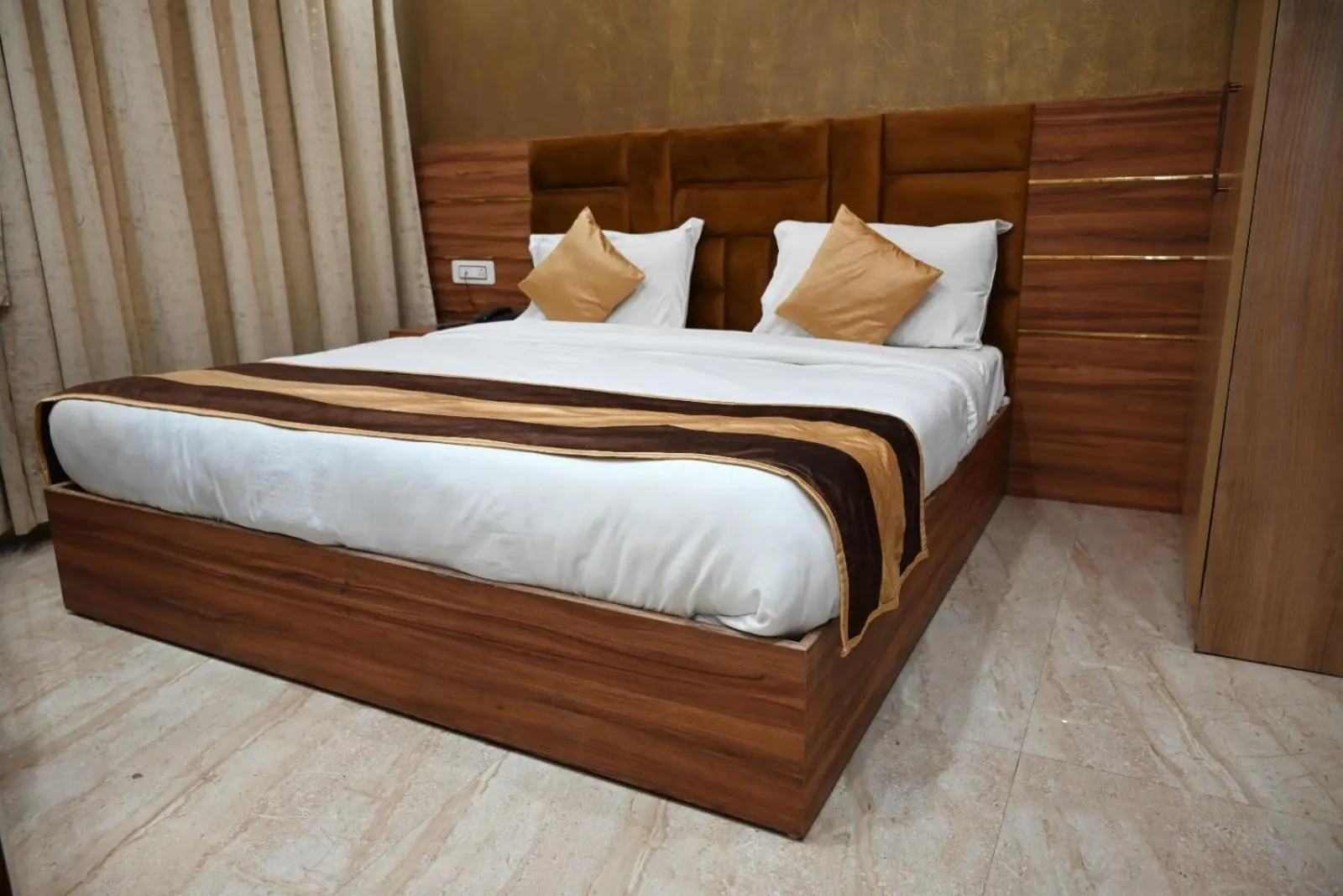 Bed in Hotel Navraj Palace
