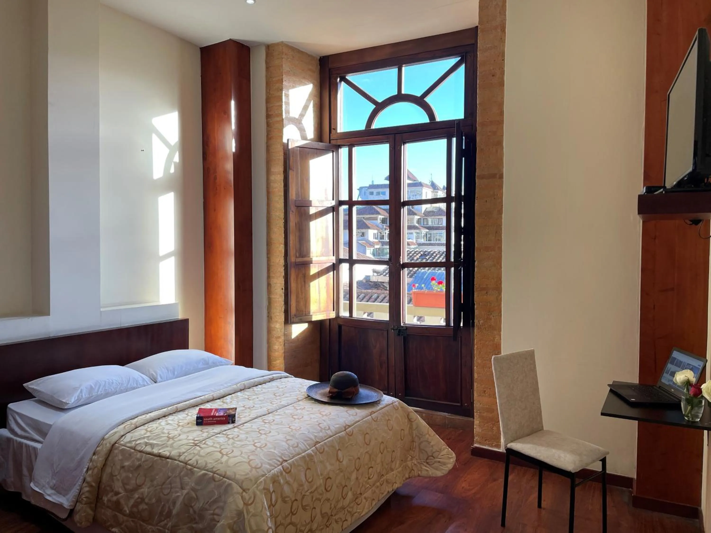 Photo of the whole room, Bed in Floré Hotel Boutique Cuenca