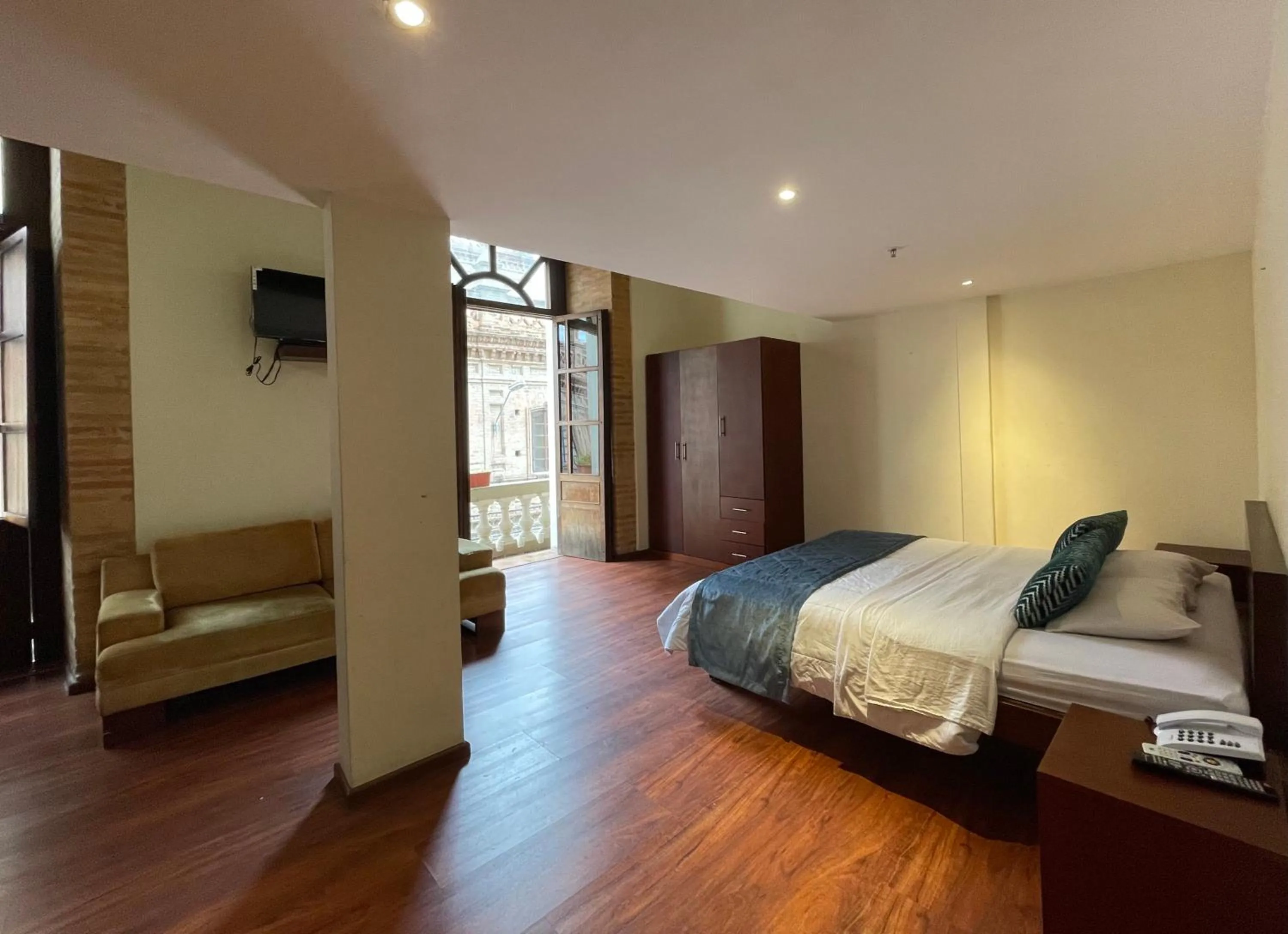 Photo of the whole room, Bed in Floré Hotel Boutique Cuenca