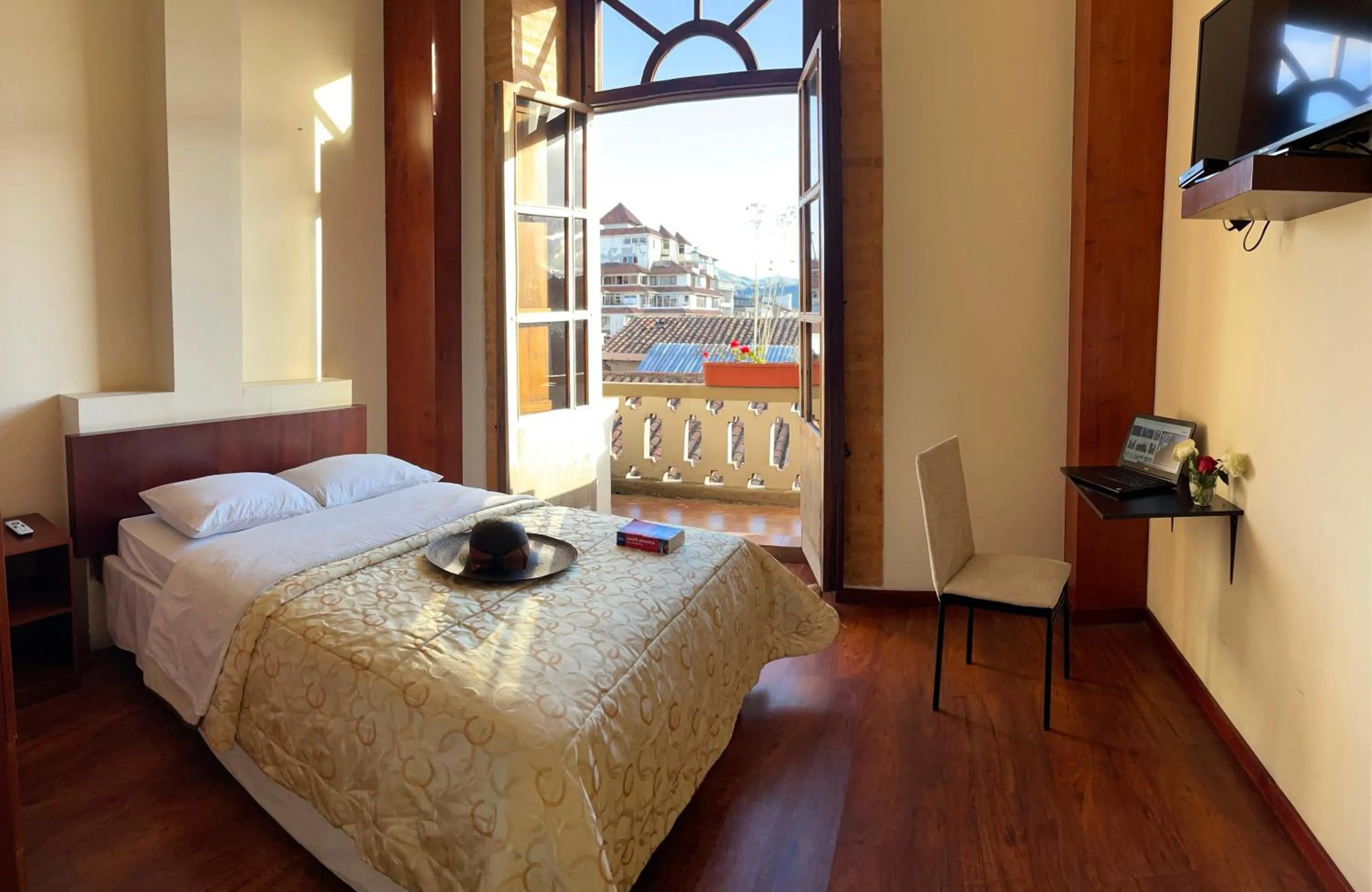 Photo of the whole room, Bed in Floré Hotel Boutique Cuenca