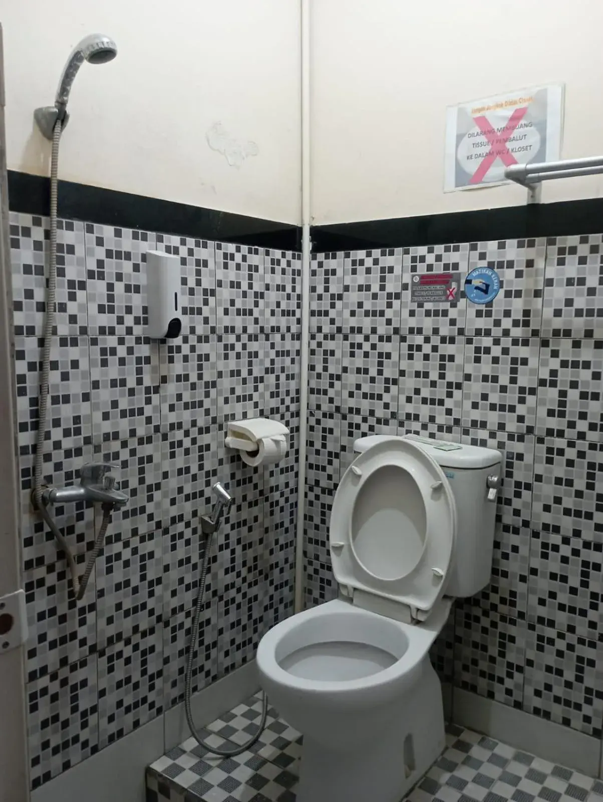 Shower in Dya Hotel Boyolali Shower in Dya Hotel Boyolali