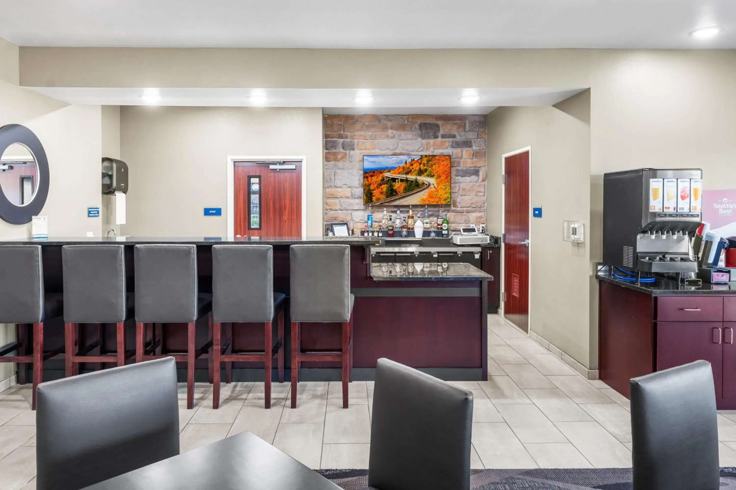 Lounge or bar in Cobblestone Hotel & Suites Denmark - Green Bay Lounge or bar in Cobblestone Hotel & Suites Denmark - Green Bay