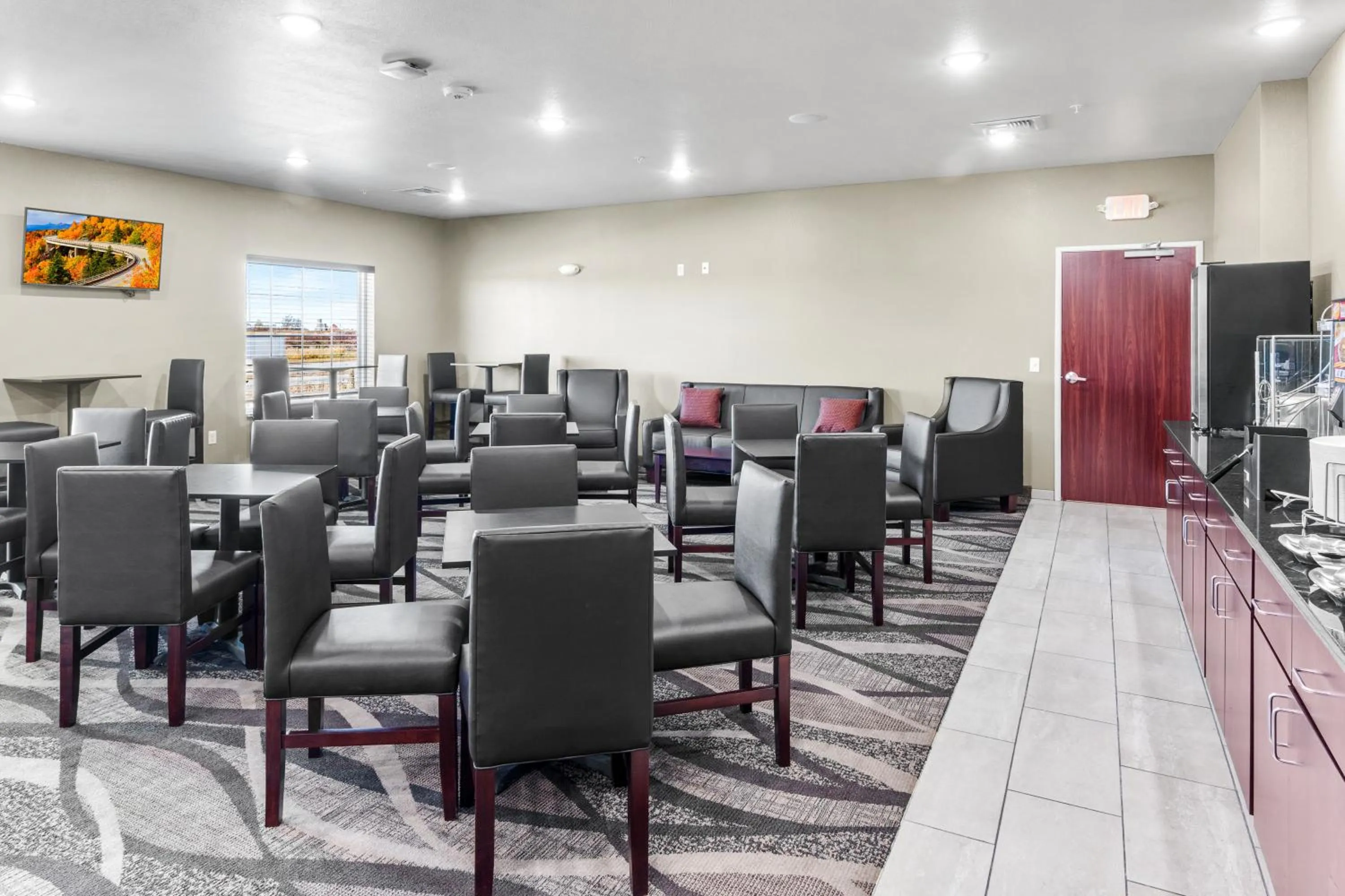 Breakfast in Cobblestone Hotel & Suites Denmark - Green Bay