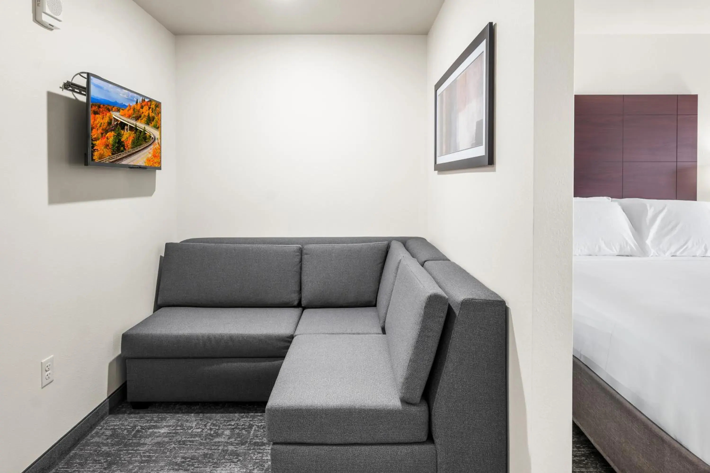 Seating area, Bed in Cobblestone Hotel & Suites Denmark - Green Bay Seating area, Bed in Cobblestone Hotel & Suites Denmark - Green Bay
