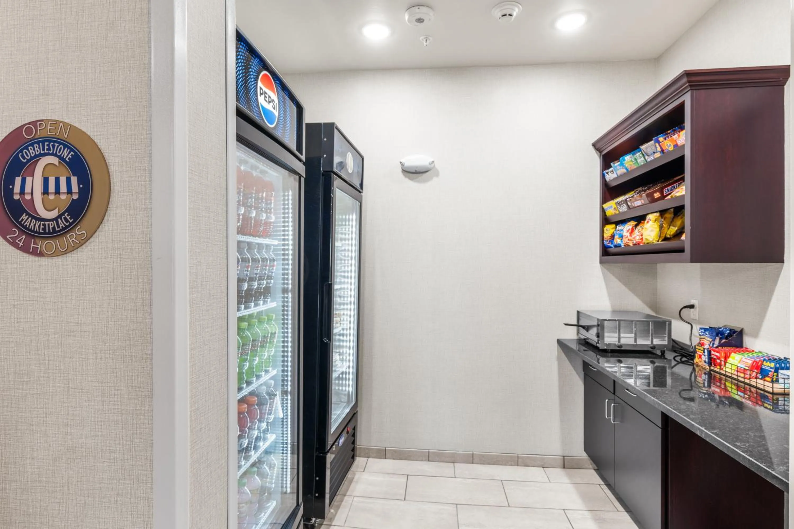 Food and drinks in Cobblestone Hotel & Suites Denmark - Green Bay