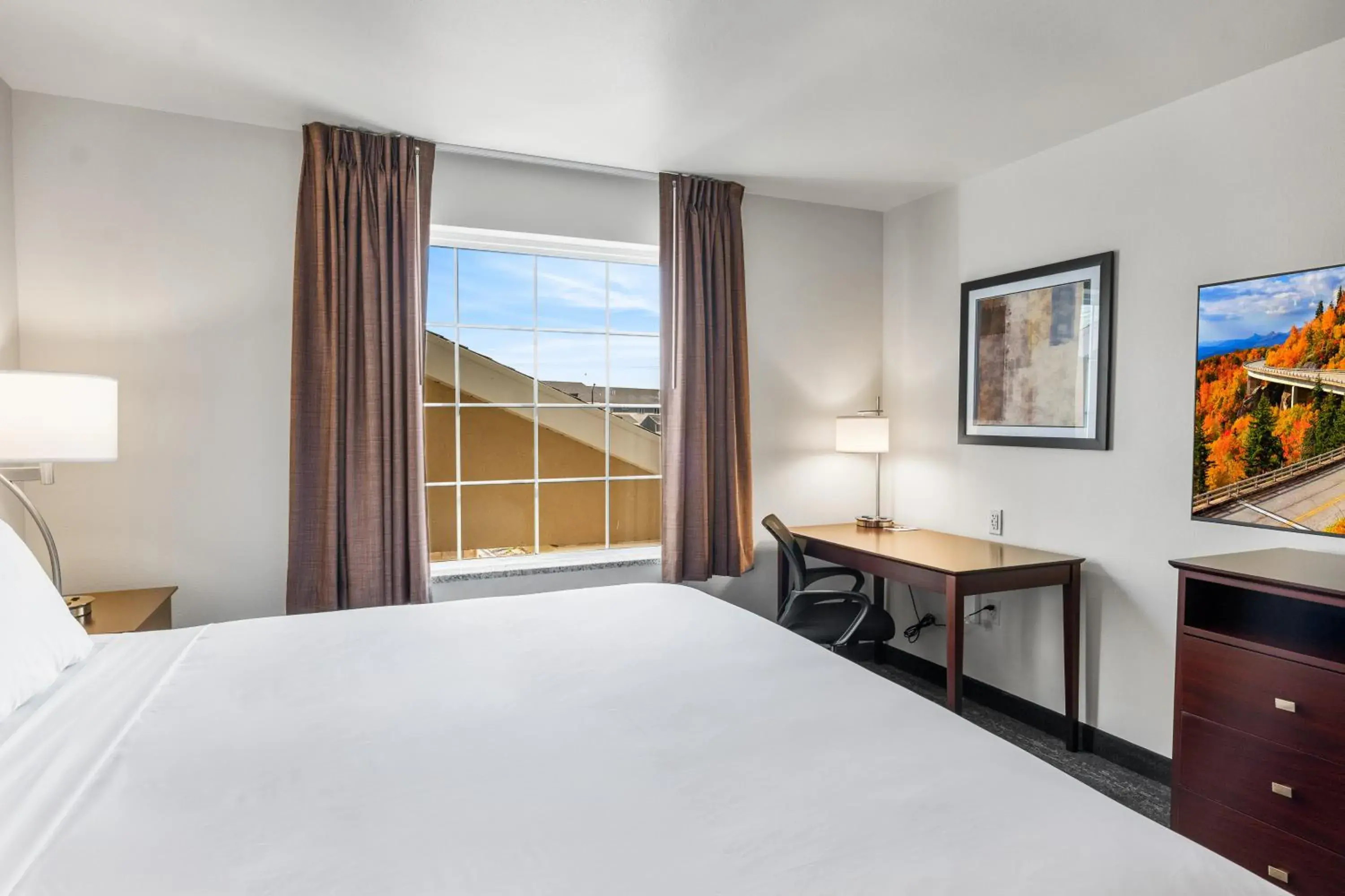 Bed in Cobblestone Hotel & Suites Denmark - Green Bay Bed in Cobblestone Hotel & Suites Denmark - Green Bay